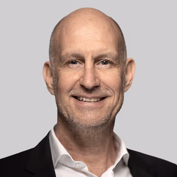 Porträtfoto von Thomas Knoch mit Kontaktinformationen.