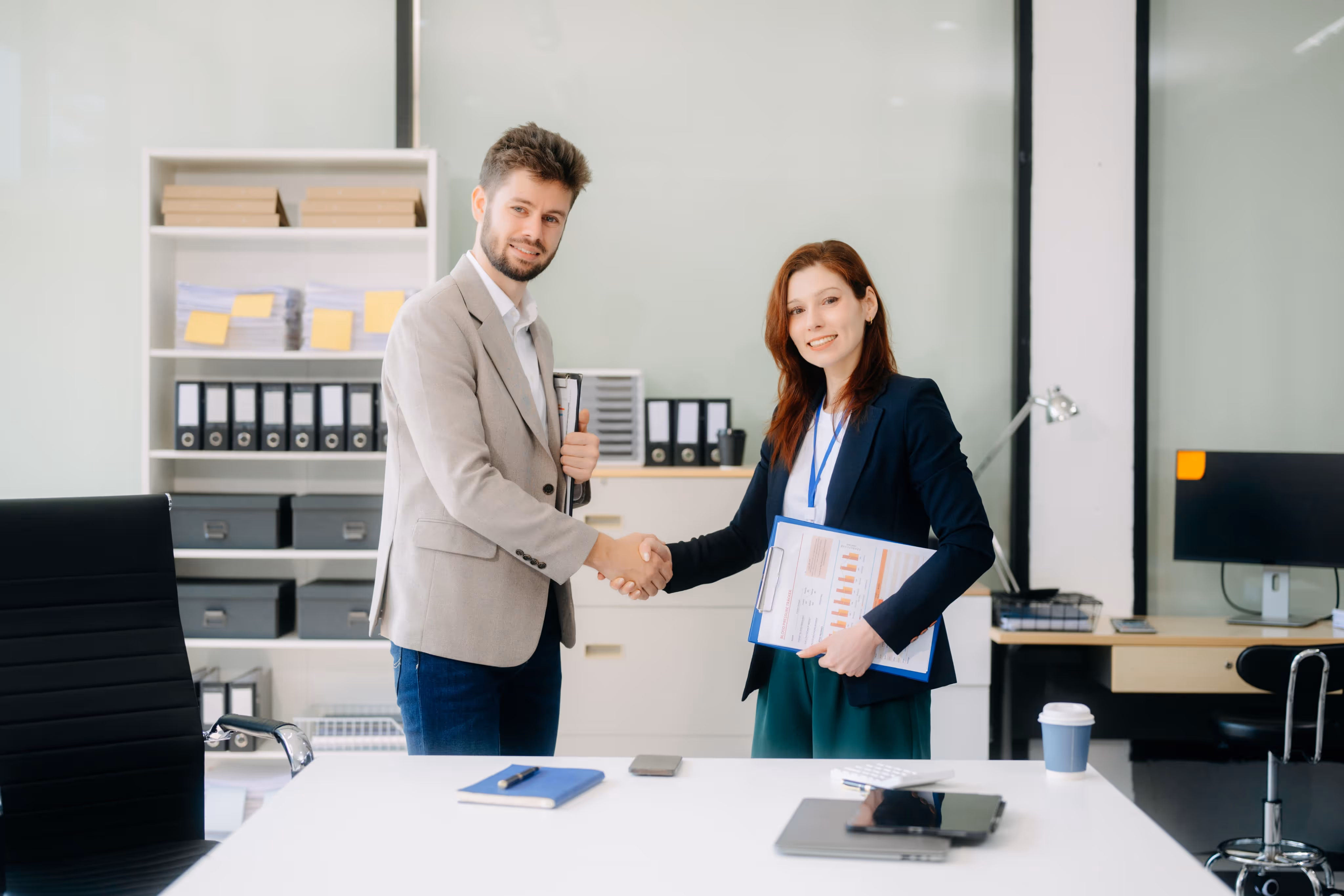 Porträt eines Mitarbeiters in Businesskleidung neben Jobbeschreibung „Personalberater“.