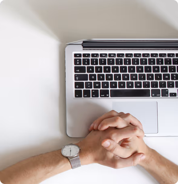 Nahaufnahme von Laptop und Händen – Abschnitt „Our Approach“.