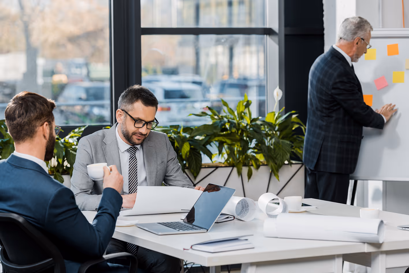 Workshopfoto mit mehreren Personen und Laptops – symbolisch für Beratung & Strategieentwicklung.