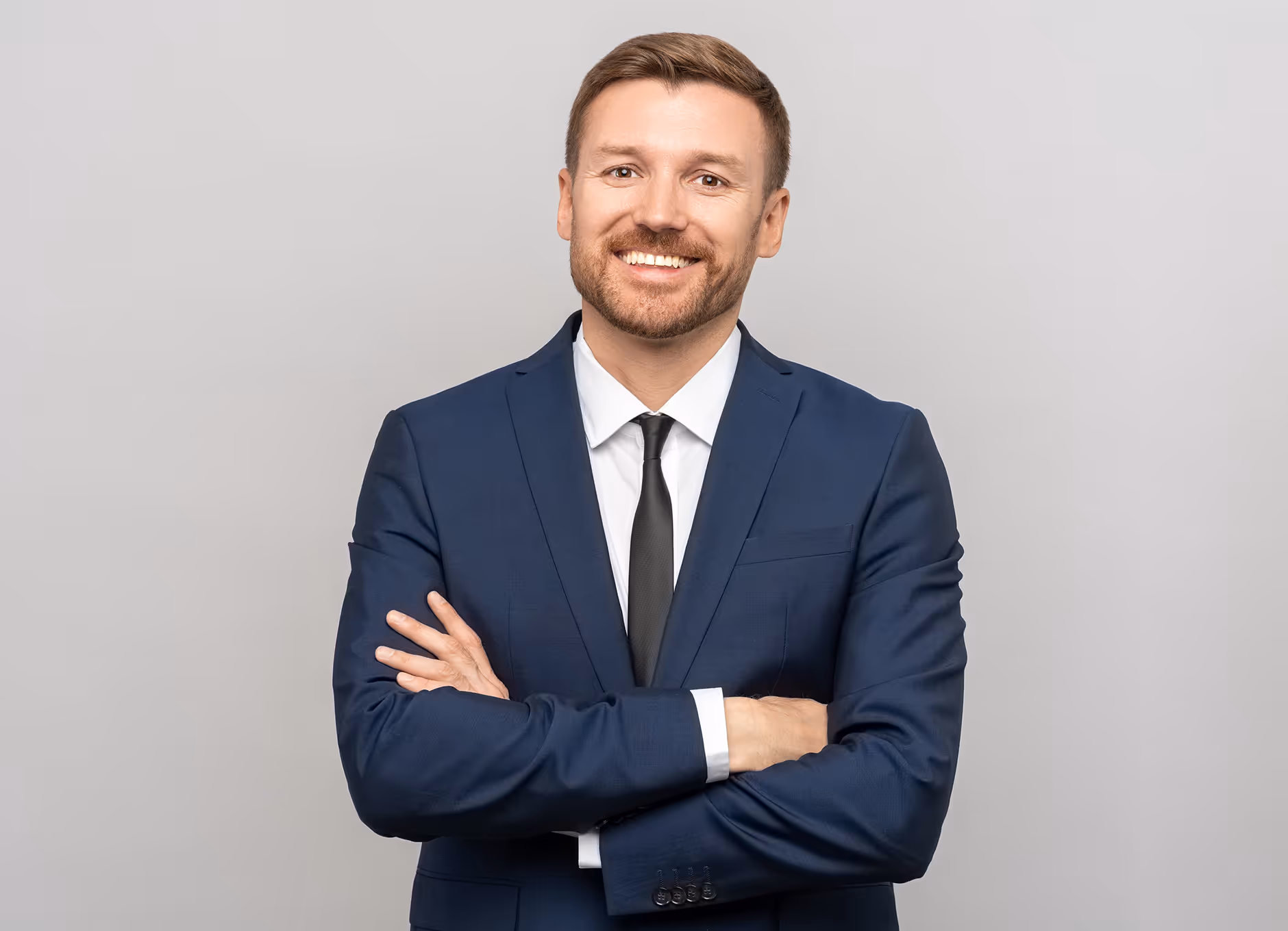 Porträt eines Mitarbeiters in Businesskleidung neben Jobbeschreibung „Personalberater“.