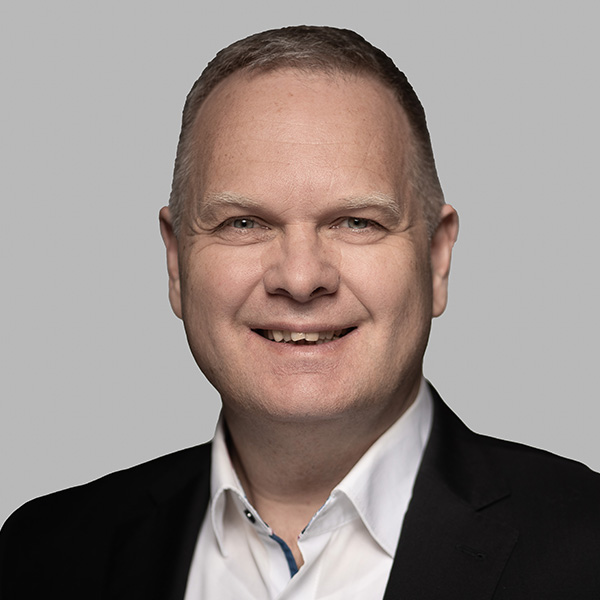 Teamraster mit Porträts der NEWSEARCH-Mitarbeitenden, darunter Thomas Knoch, Patricia Metz, Christian Klipfel und weitere.