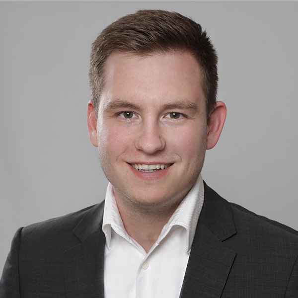 Teamraster mit Porträts der NEWSEARCH-Mitarbeitenden, darunter Thomas Knoch, Patricia Metz, Christian Klipfel und weitere.