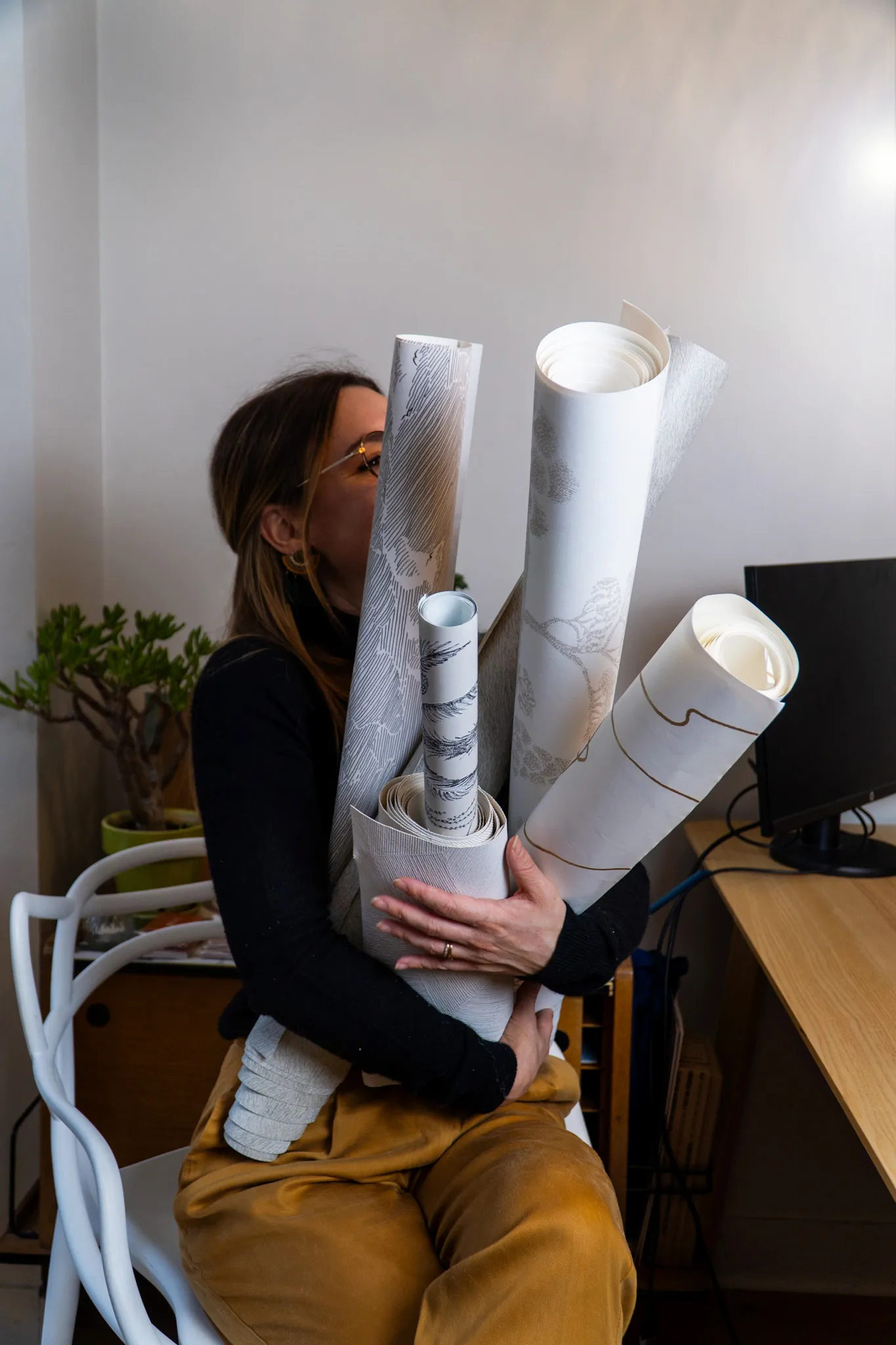 Sélection et manipulation d’échantillons de revêtements lors d’une phase de conception en architecture intérieure.