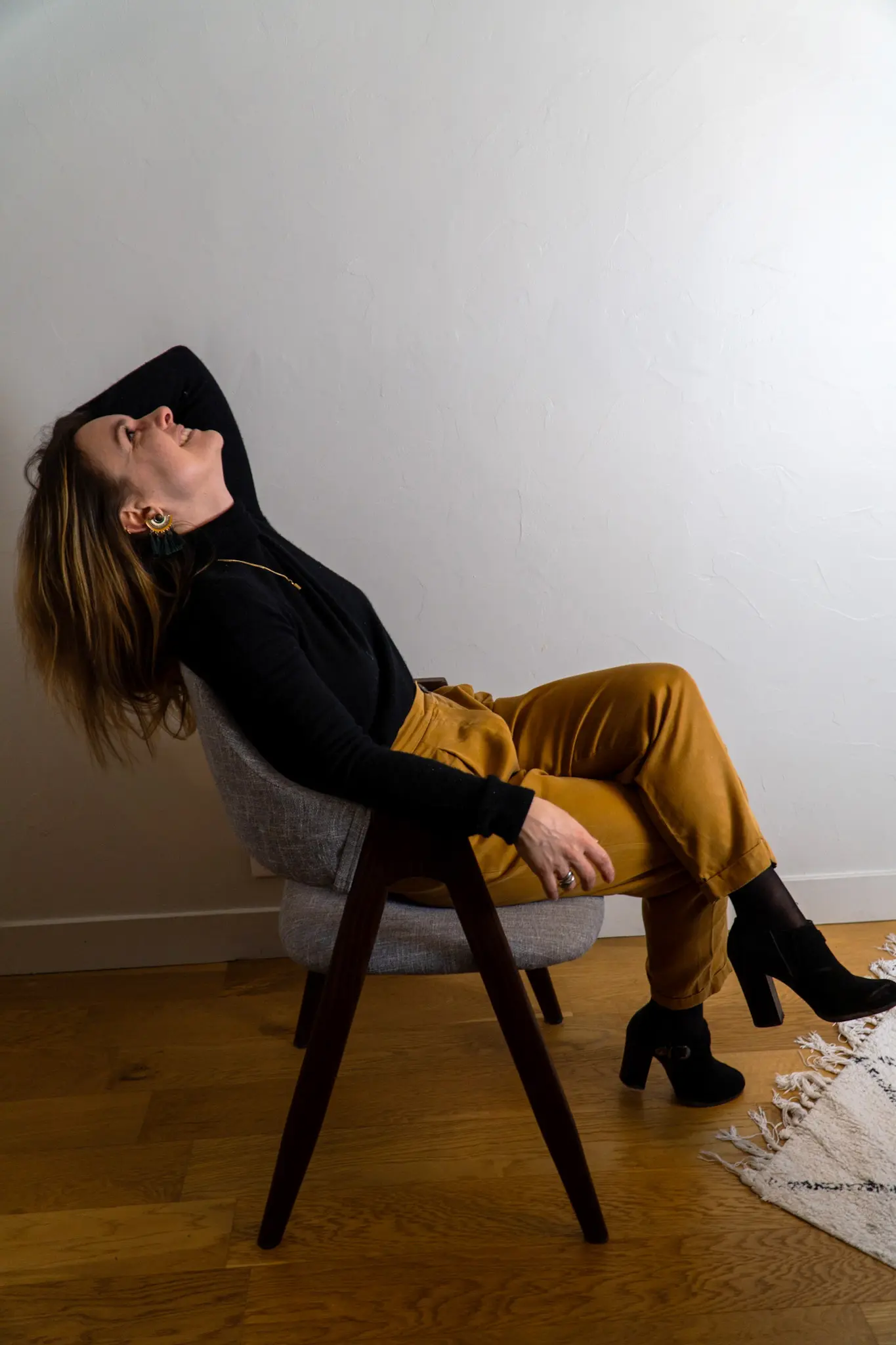 Moment de pause pour Valentine, dans un intérieur apaisé, reflet de l’univers Jiwa Ateliers.