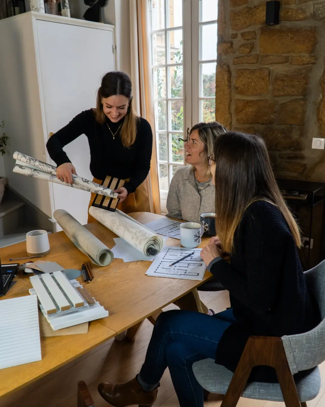 Atelier collectif d’architecture intérieure avec échanges autour de matières, échantillons et plans.