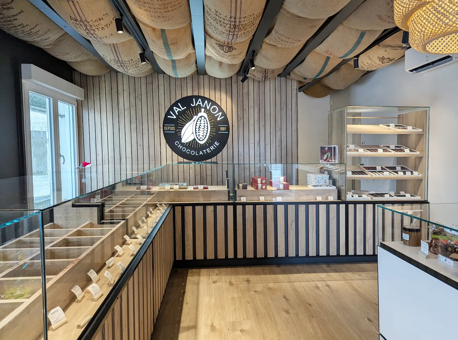 Espace professionnel aménagé avec des matériaux naturels et une organisation soignée, illustrant un projet d’aménagement commercial.