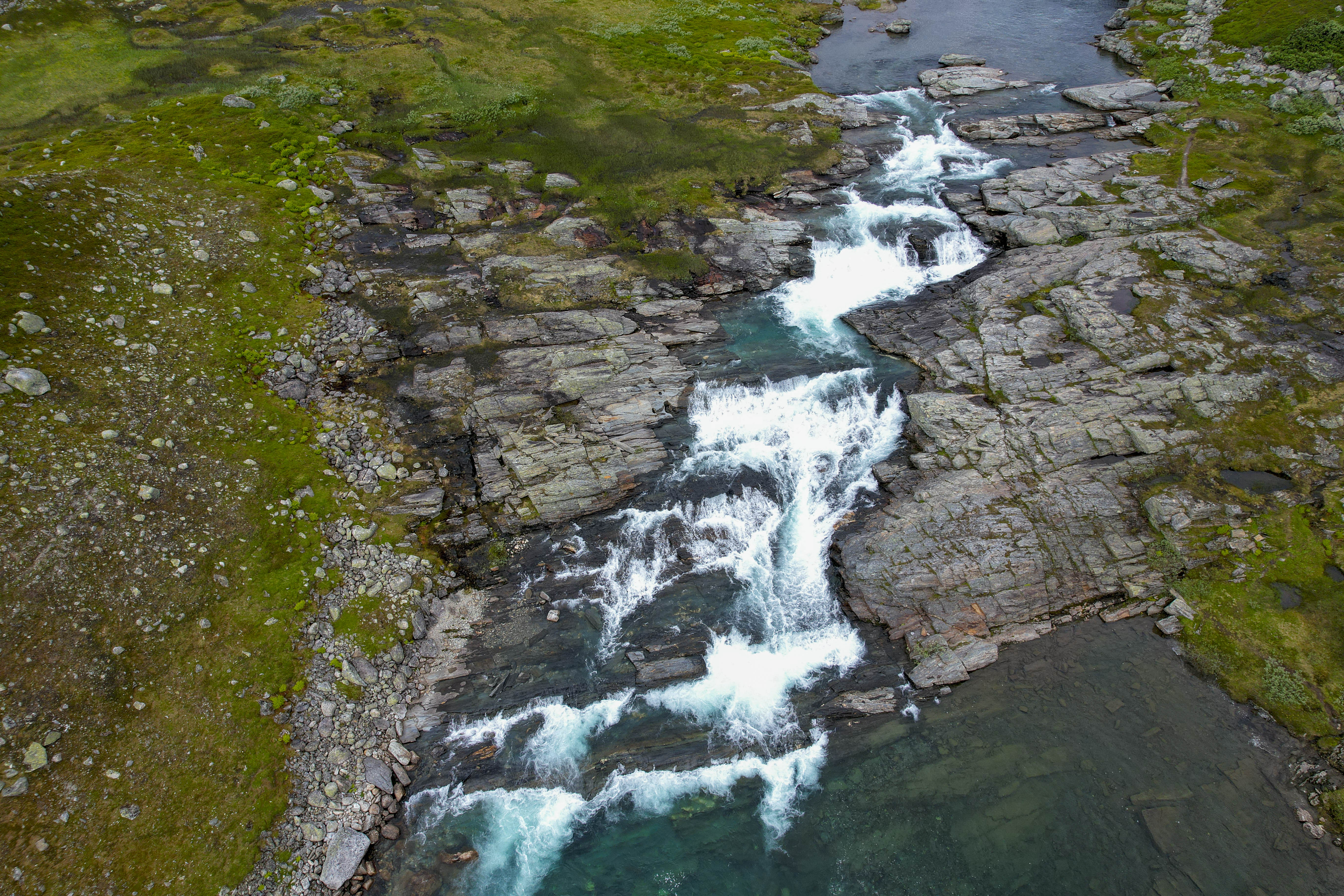 Foto von einem Wasserfall von einer Drohne