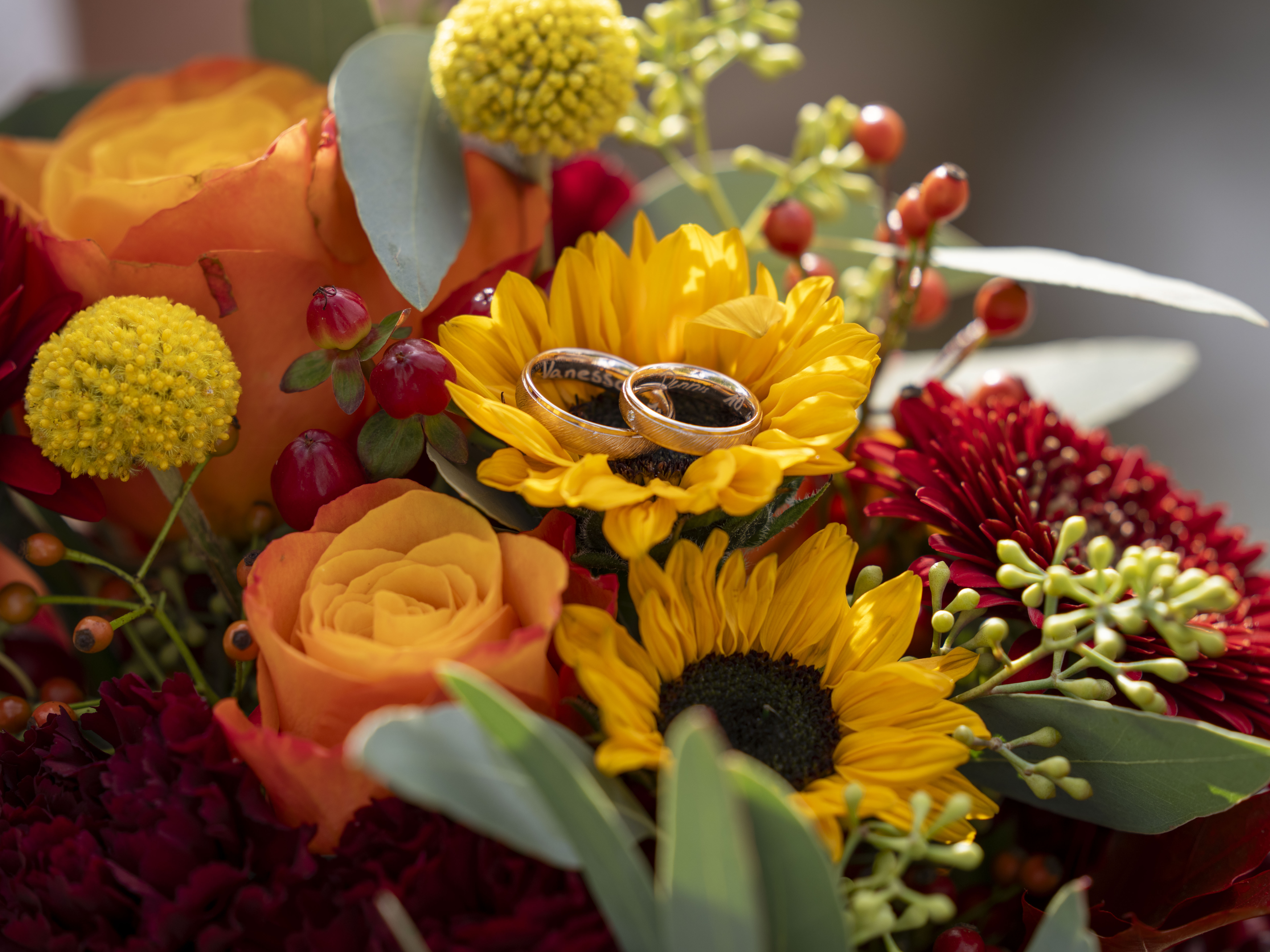 Foto  Eheringen auf dem Brautstrauß