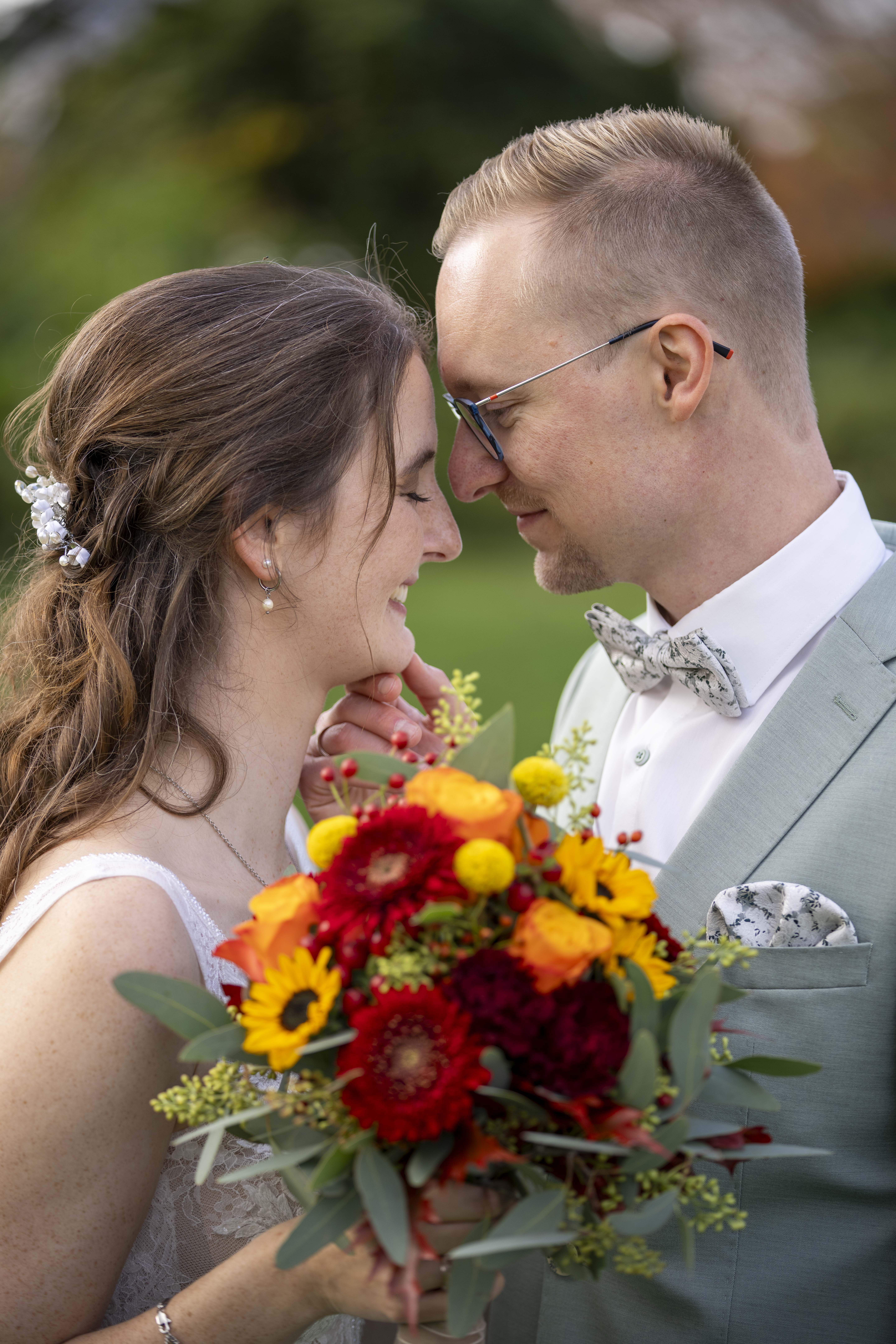 Foto vom Brautpaar und Brautstrauß