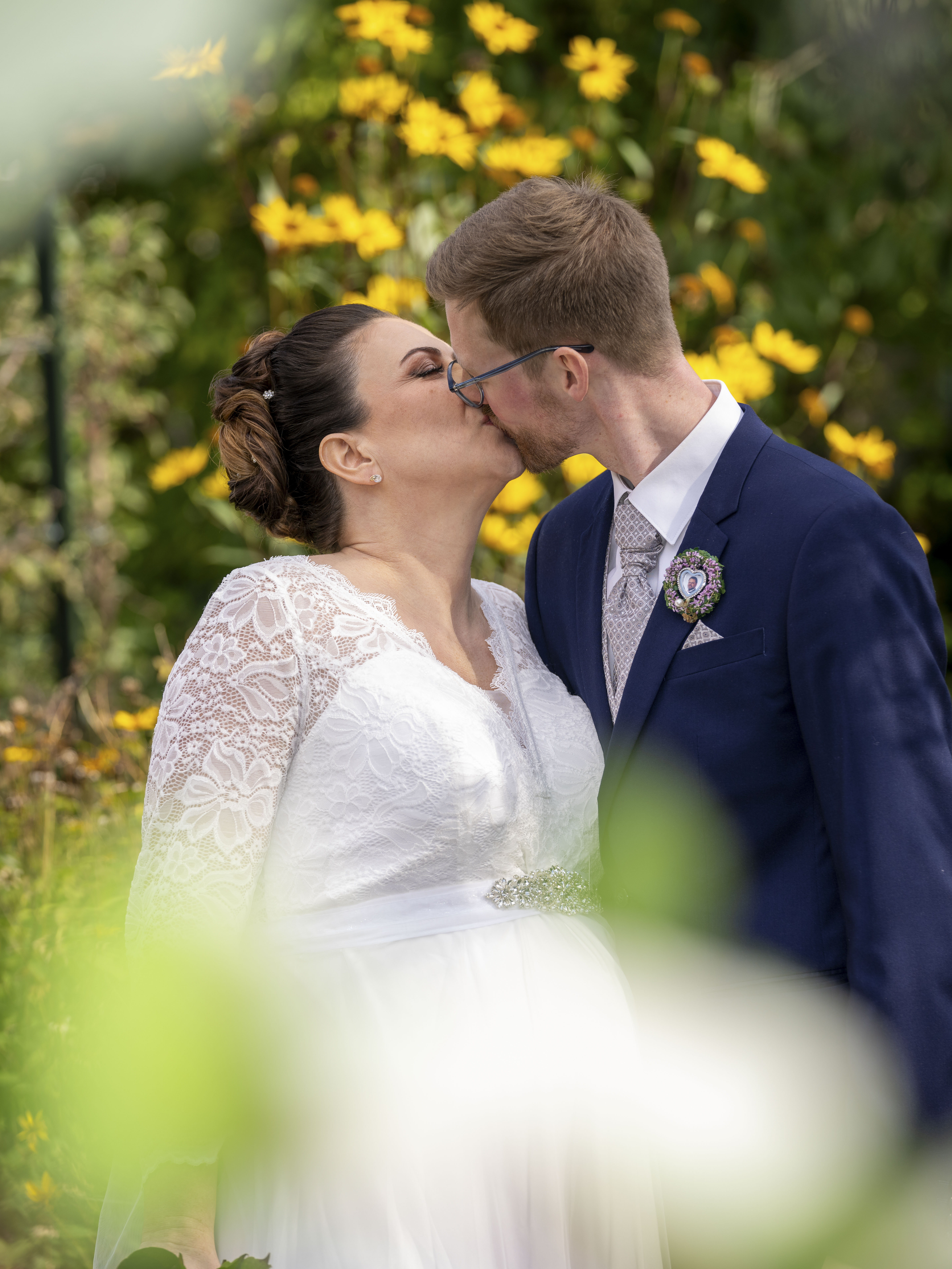 Foto vom Brautpaar küssend