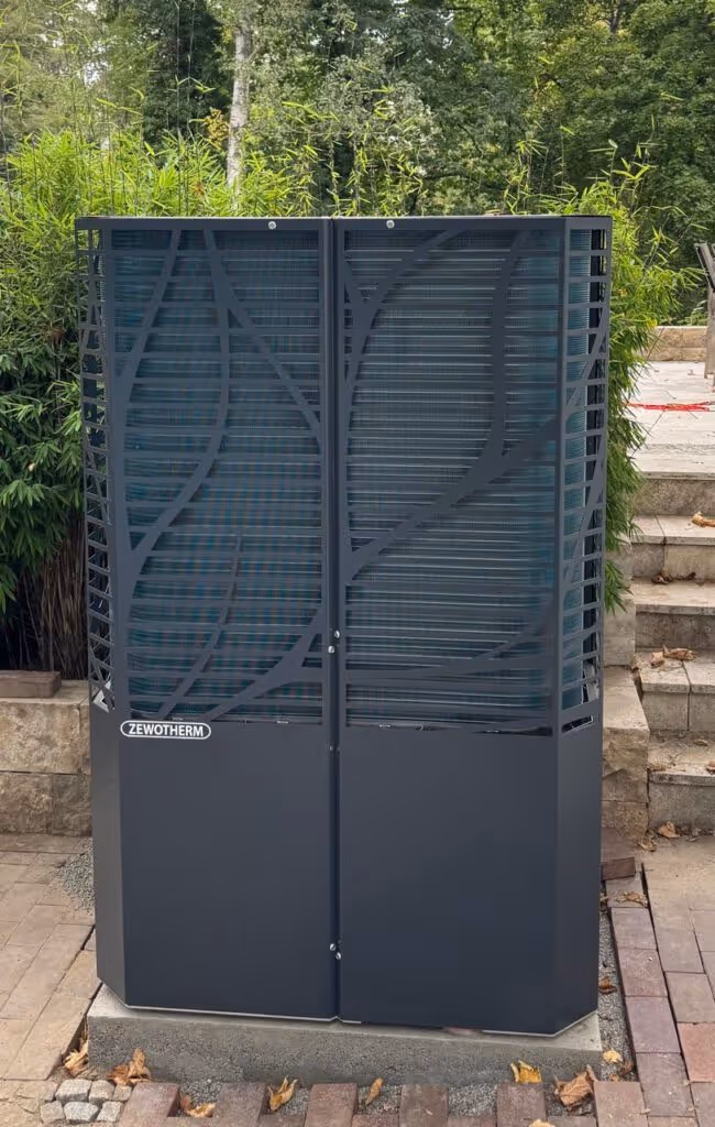 Lambda Wärmepumpe in sommerlichem Vorgarten