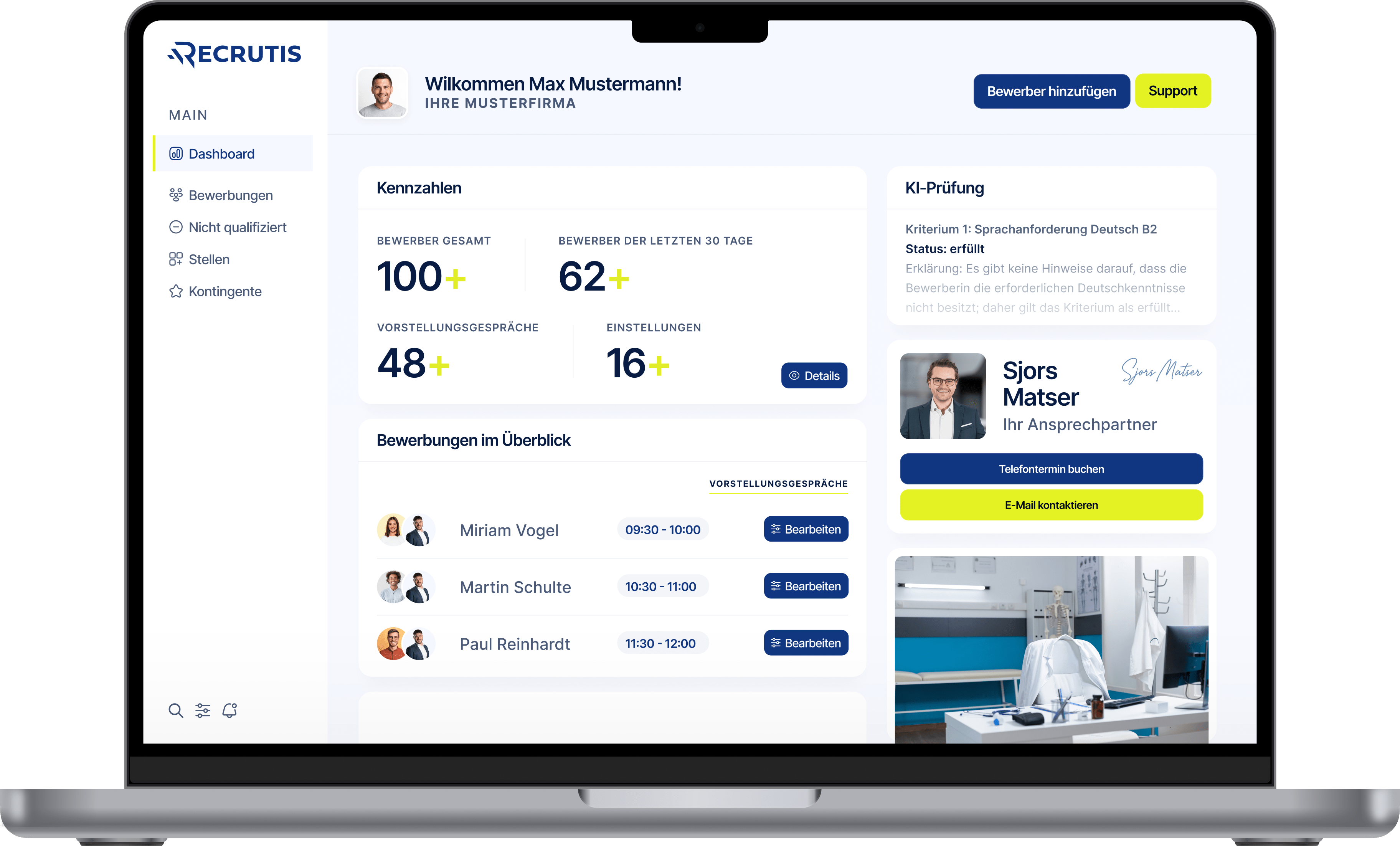 Darstellung eines Monitors im Vordergrund mit Platz für Inhalte, flankiert von zwei Ärzten in blauer Kleidung auf beiden Seiten.