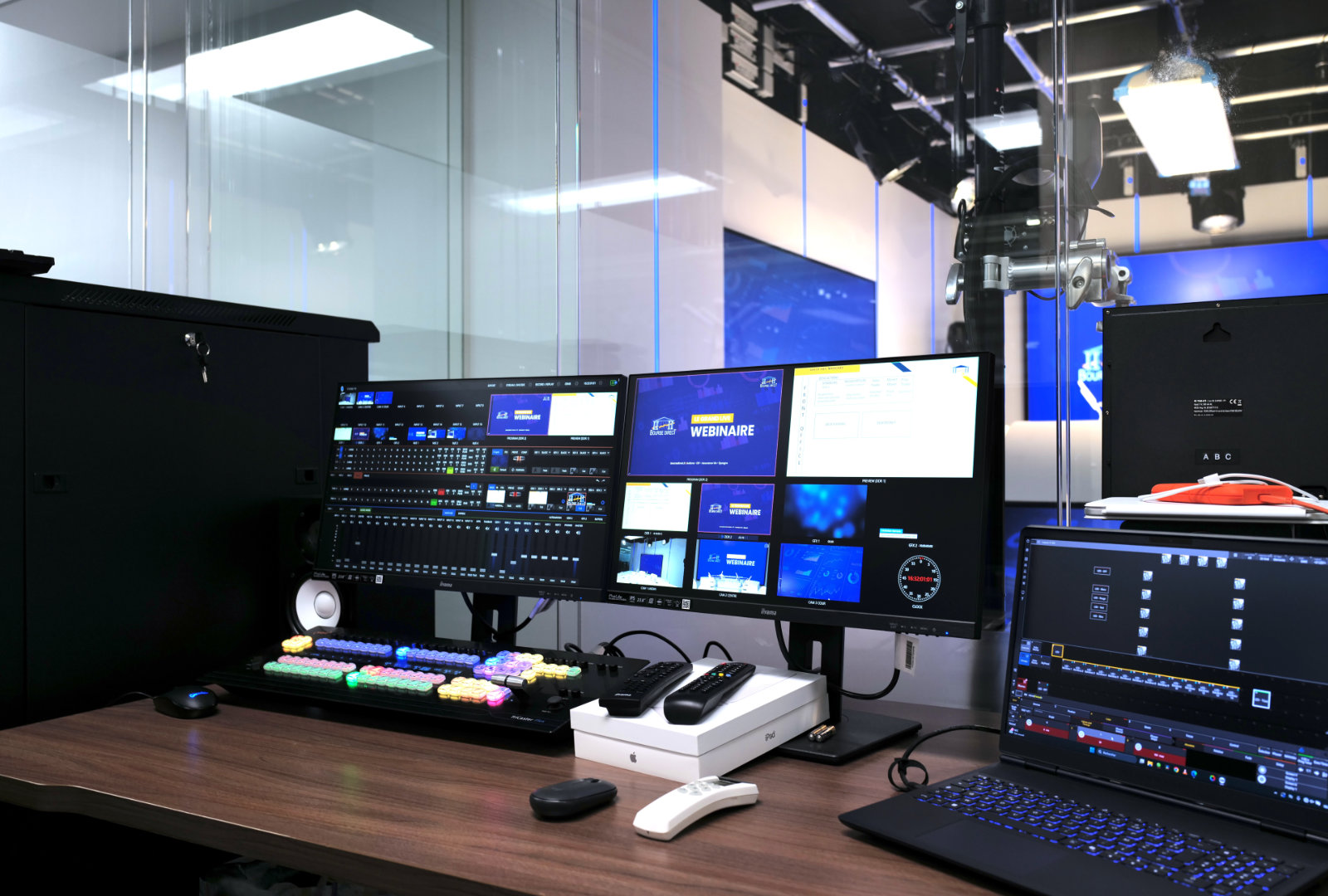 Régie vidéo du Studio TV Vendôme Saint-Honoré à Paris, avec écrans de contrôle et matériel de production professionnelle.