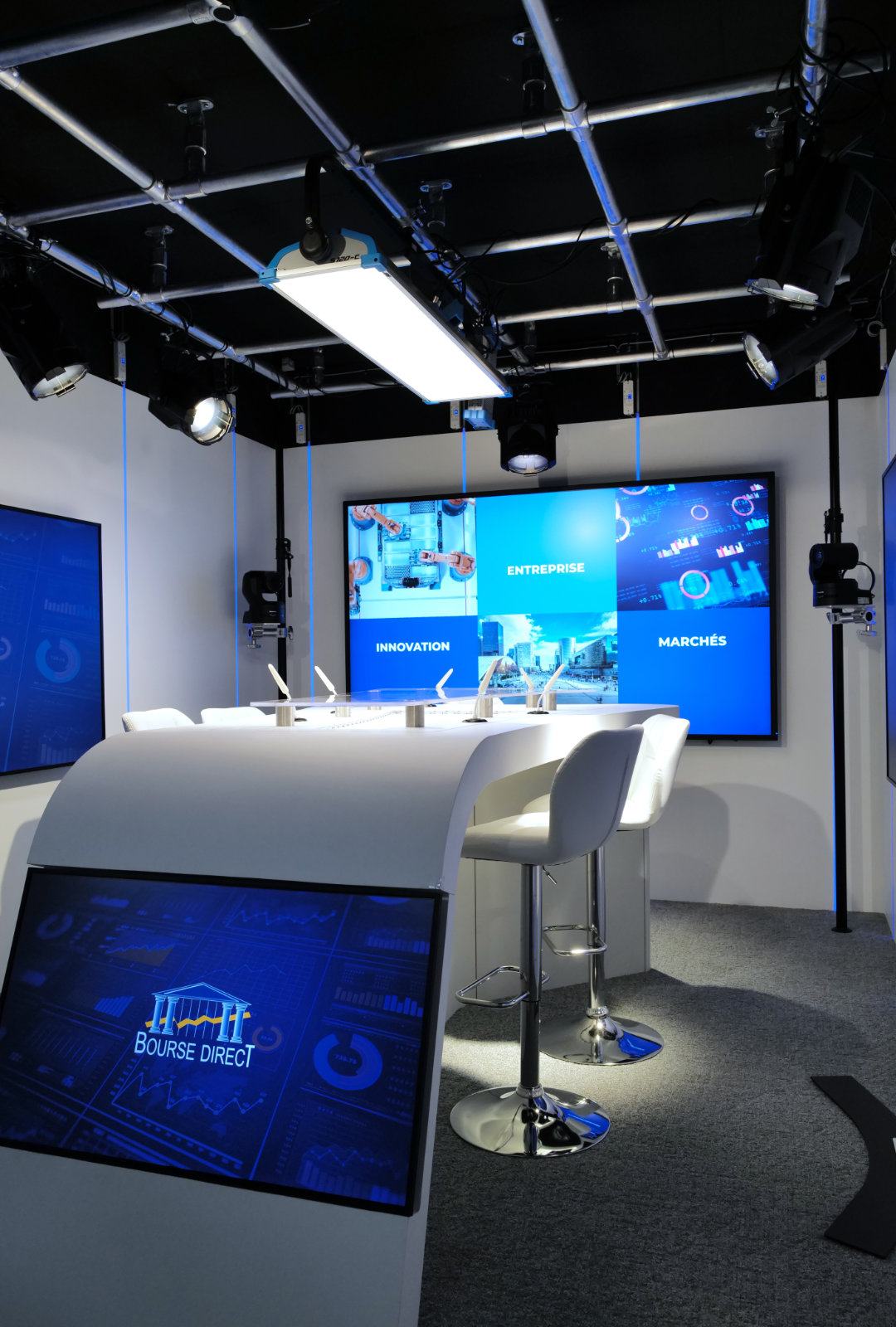 Plateau TV moderne du Studio Vendôme Saint-Honoré à Paris, équipé d’écrans et d’éclairage professionnel.
