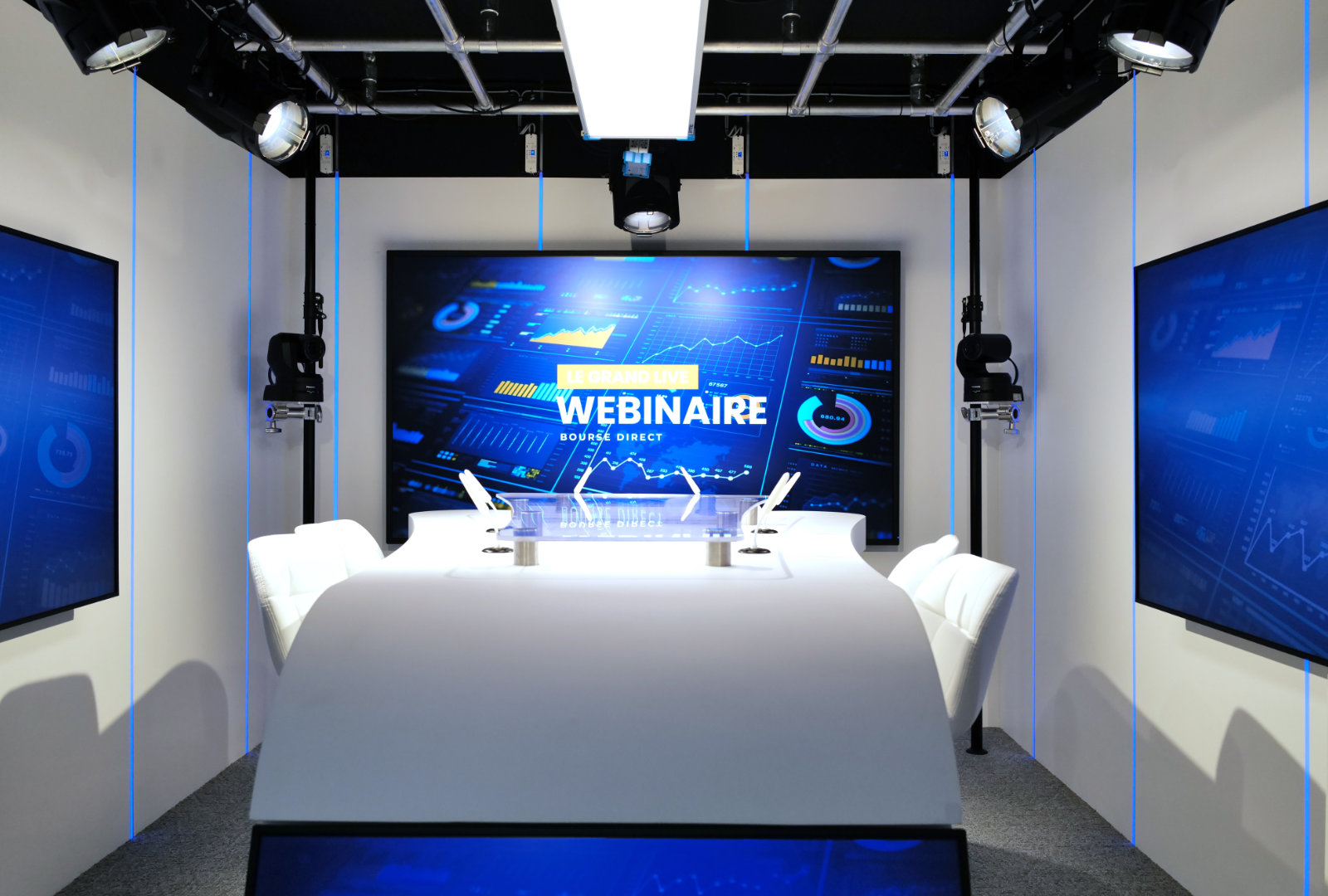 Plateau de webinaire du Studio TV Vendôme Saint-Honoré à Paris, avec écran géant et éclairage professionnel.