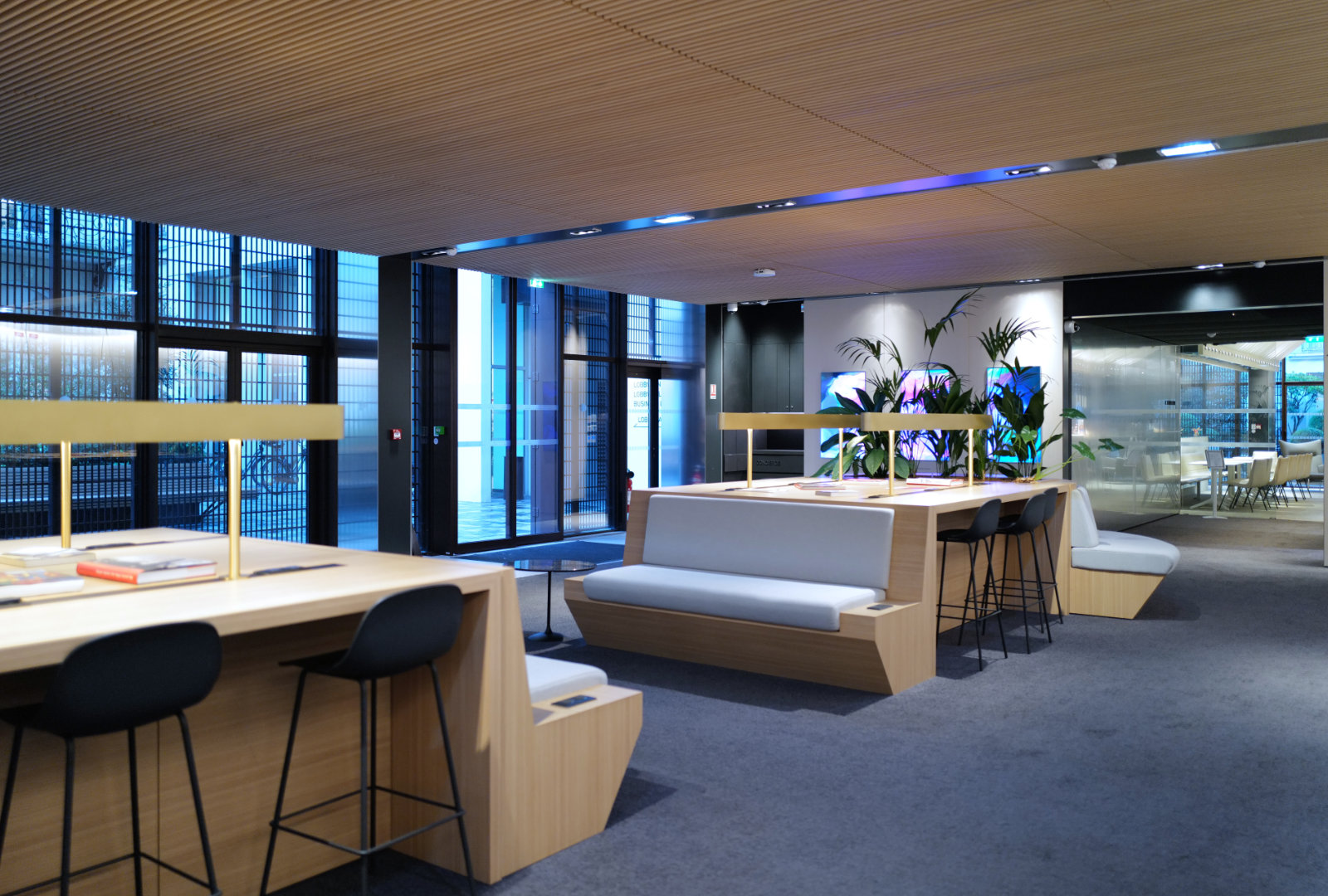 Espace lounge et coworking du Studio Vendôme Saint-Honoré à Paris, avec mobilier design et ambiance lumineuse.