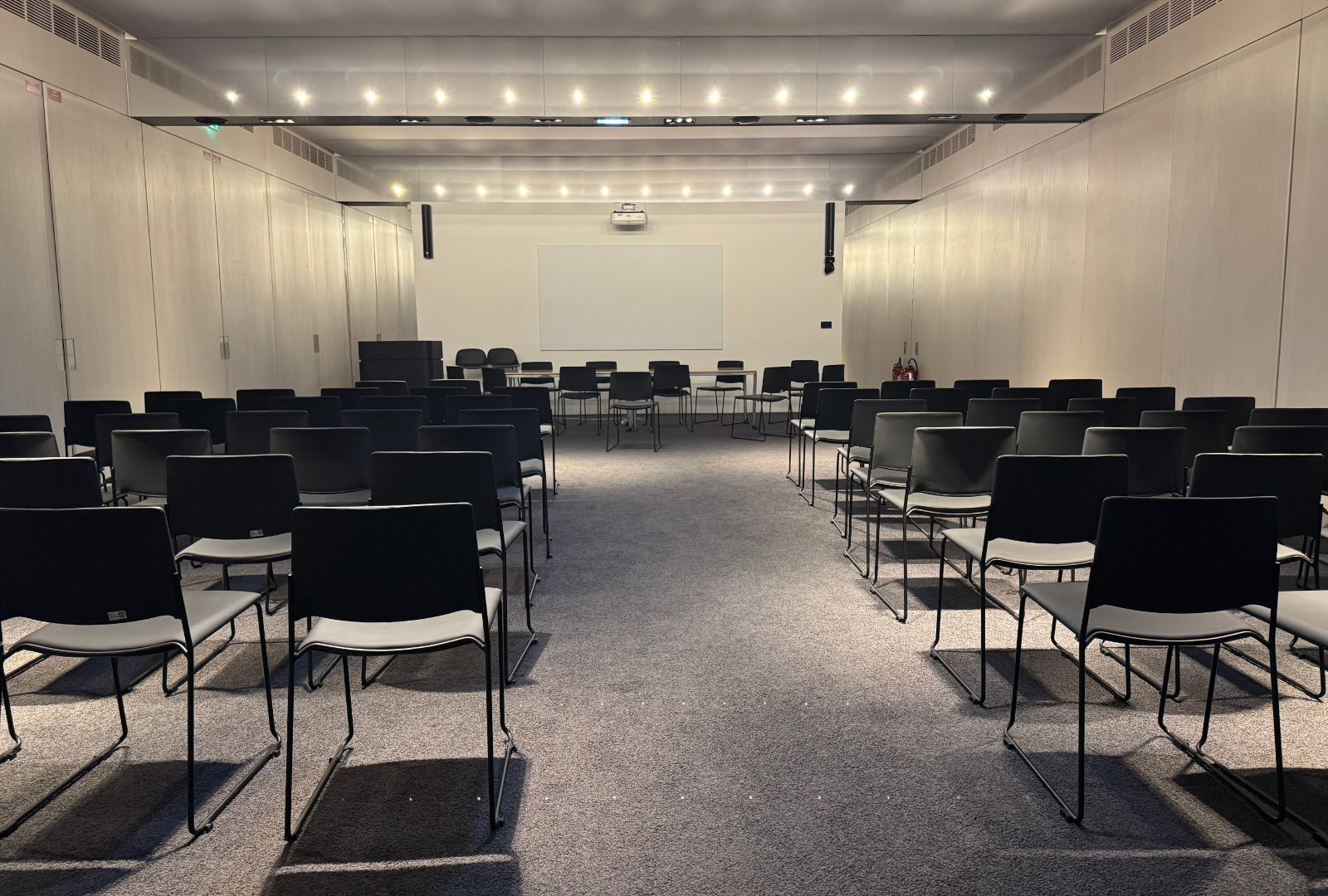 Salle de conférence modulable du Studio TV Vendôme Saint-Honoré à Paris, aménagée pour réunions ou événements.