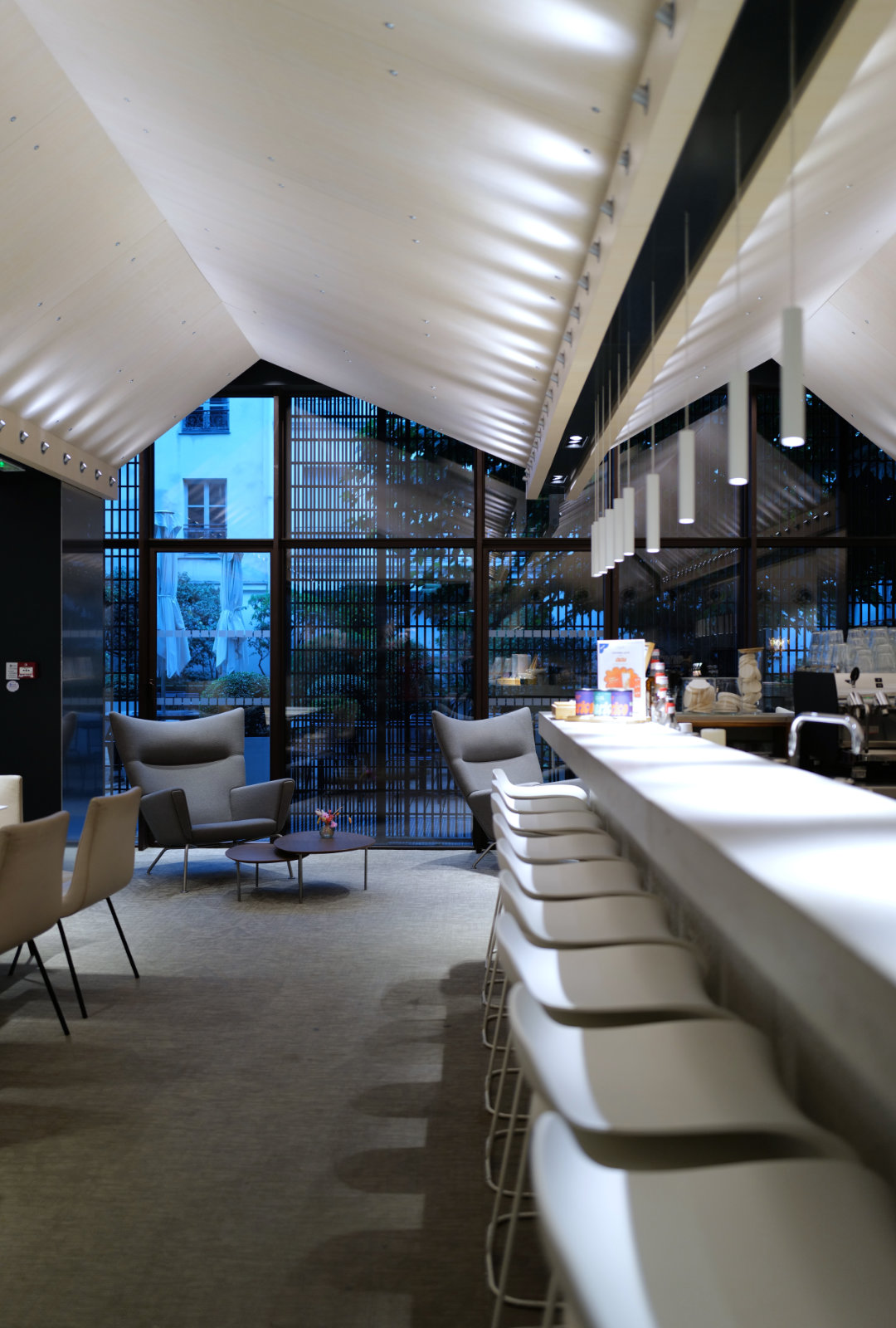 Espace café lounge du Studio Vendôme Saint-Honoré à Paris, avec bar design et fauteuils confortables.