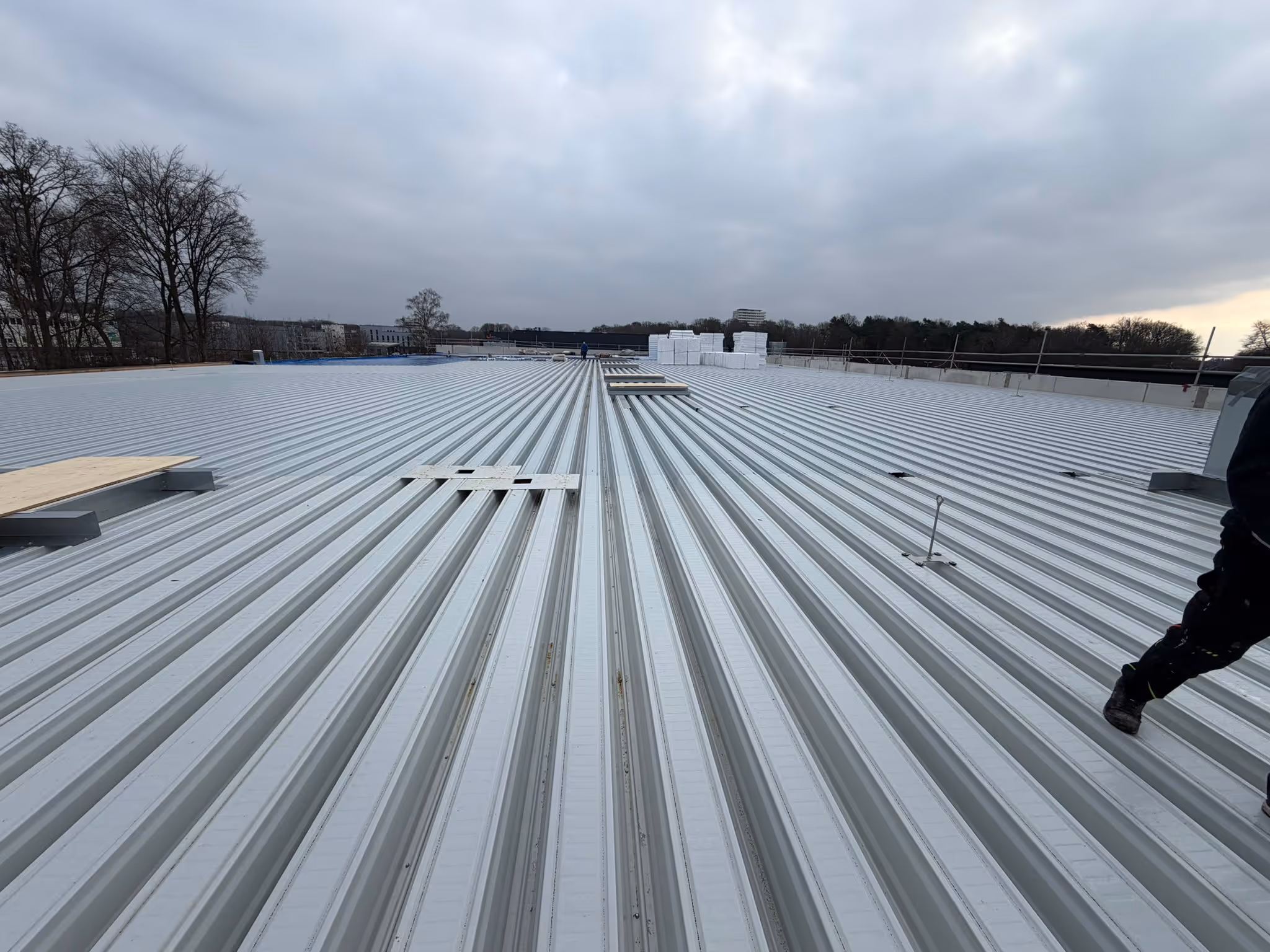 Edeka Märkte in Kleve und Kamp-Lintfort – laufende Umsetzung großflächiger Photovoltaik