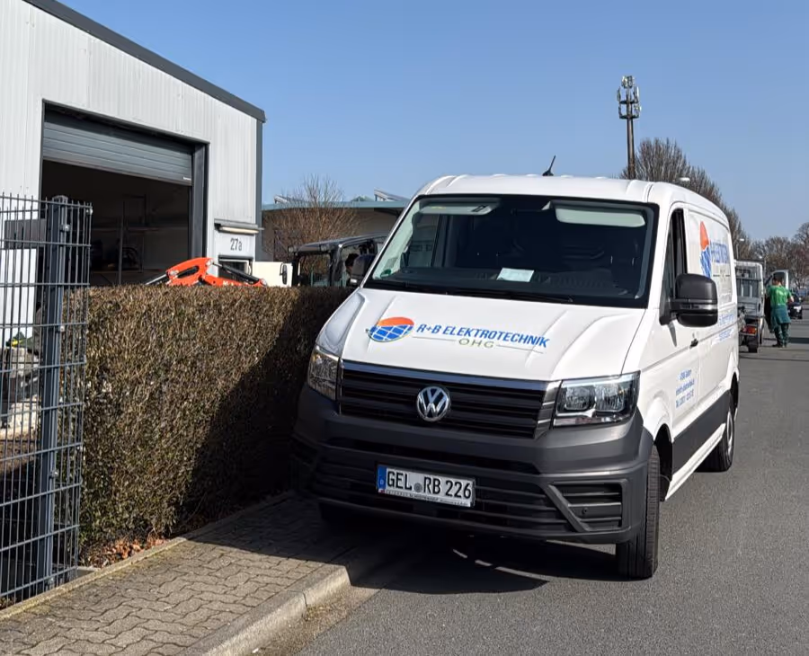 Firmenwagen von R+B Elektrotechnik vor einer Gewerbehalle