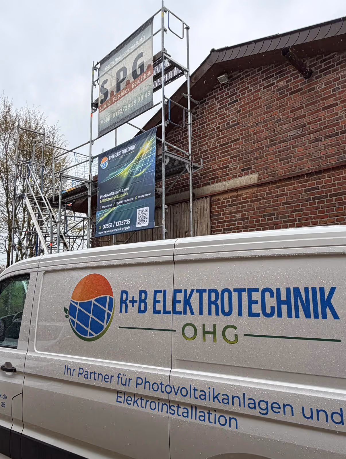 Team von R+B Elektrotechnik bei der Arbeit