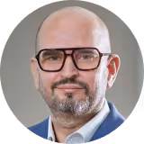 Porträt von Michael Zsoldos mit Brille und kurzem Bart.