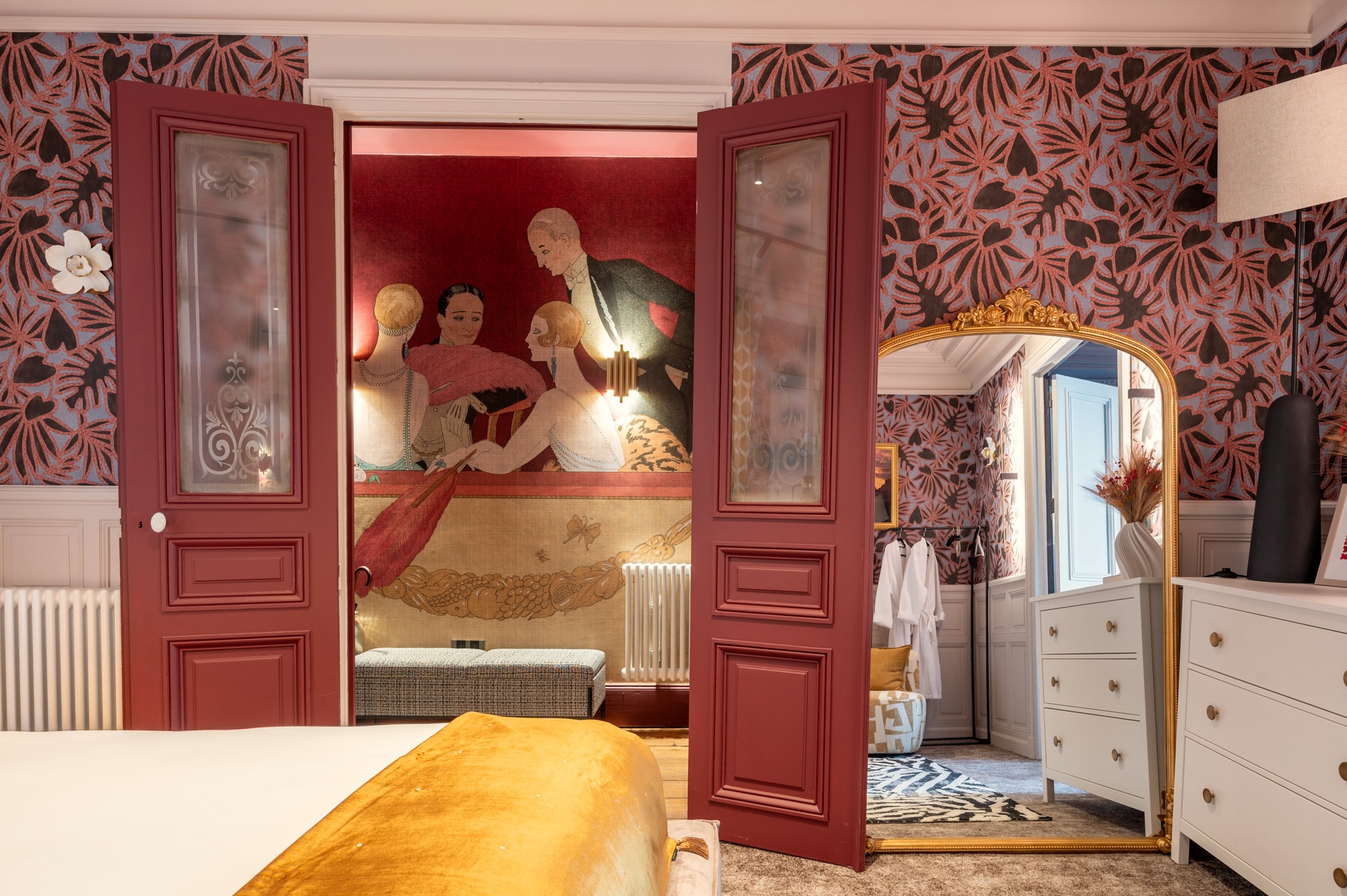 Livres sur un meuble de la suite Douce Aventure, Villa Emilia à Nancy