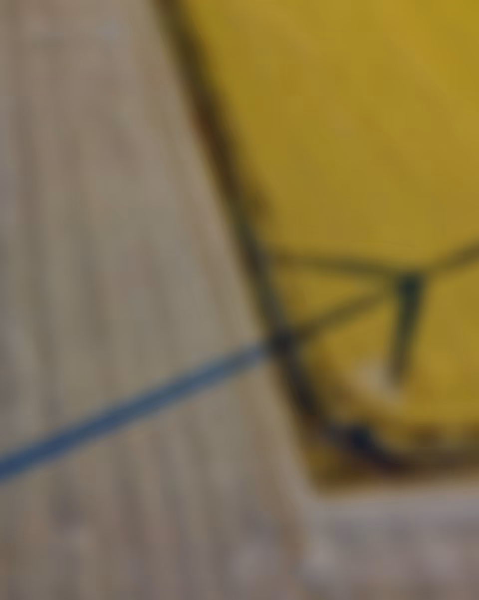 Schatten eines Windrads auf einem Feld