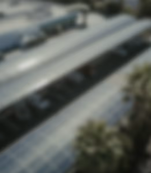 Unscharfe Aufnahme von Solarpanelen, die diagonal ausgerichtet sind.