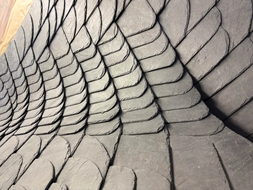 Handwerkliche Schieferdeckung mit Rundschnitt durch Dachdecker in Detmold