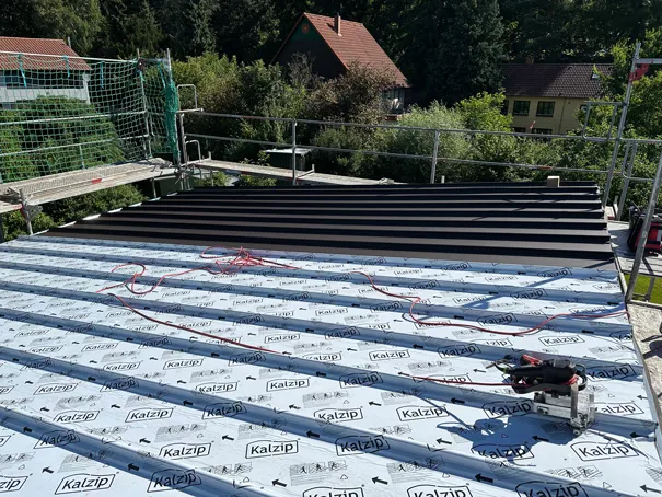 Montagearbeiten an einem Kalzip-Metalldach mit verlegter Unterlage in Detmold