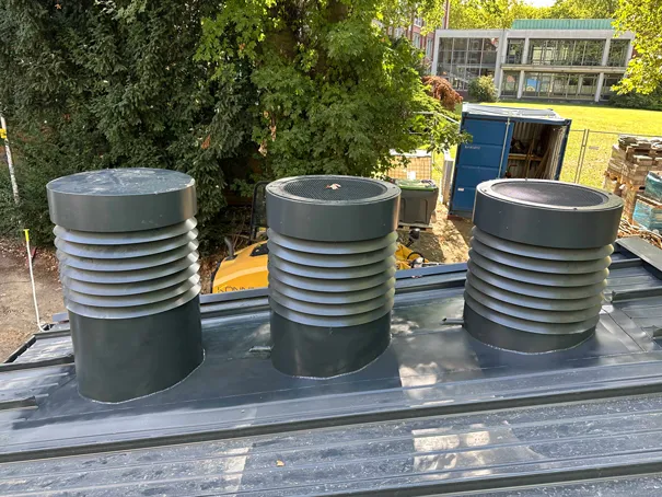 Verlegung von Dämmplatten auf einem Flachdach im Neubauprojekt in Detmold