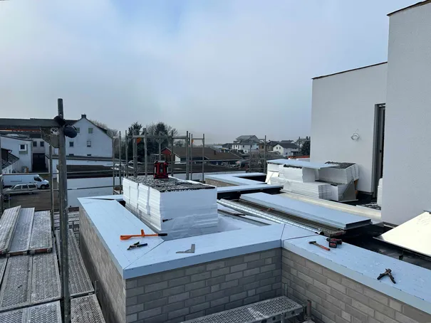 Verlegung von Dämmplatten auf einem Flachdach im Neubauprojekt in Detmold
