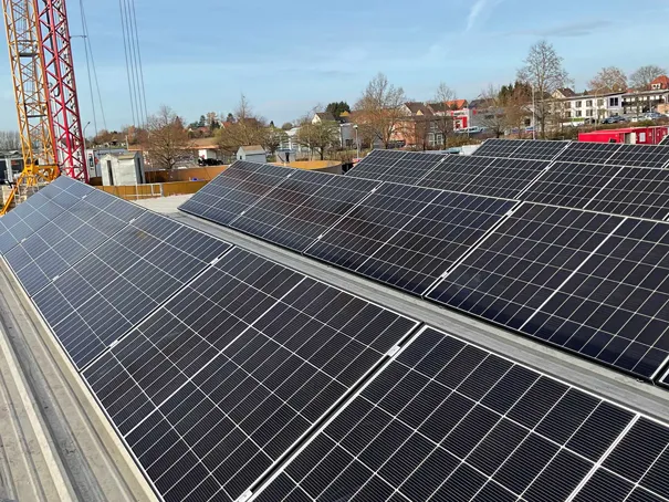 Großflächige Photovoltaikanlage auf einem Metalldach bei einem Industrieprojekt in Detmold