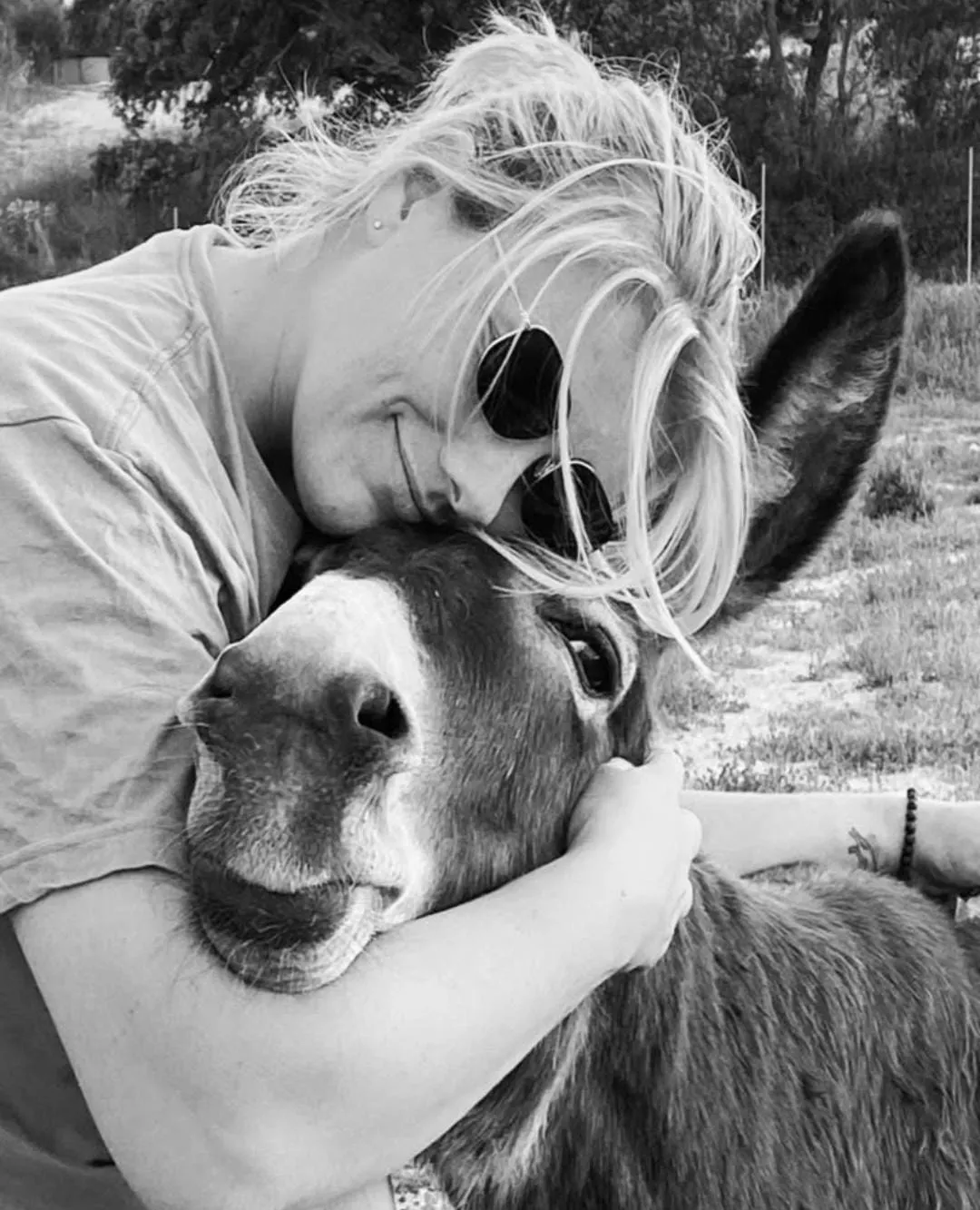 Jovana Schäfer embracing a donkey in the Mallorcan countryside