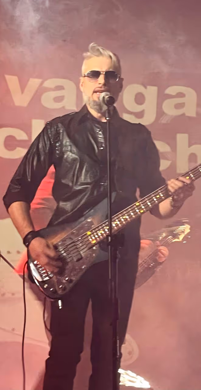 image of live music evening (for a seafood restaurant)