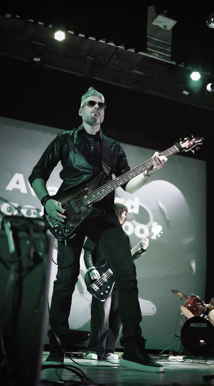 image of live music evening (for a seafood restaurant)