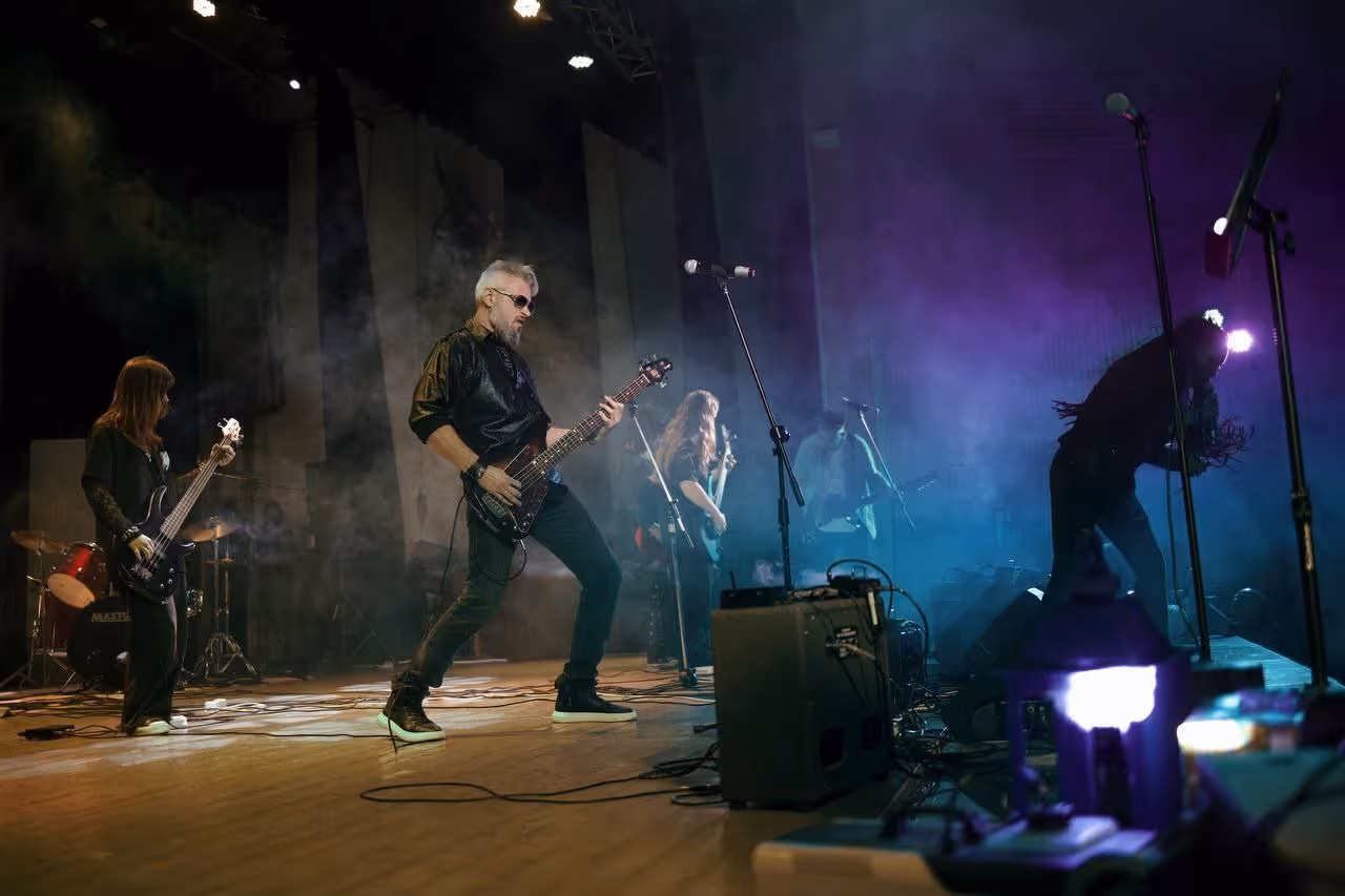 image of live music performance (for a bars & pub)