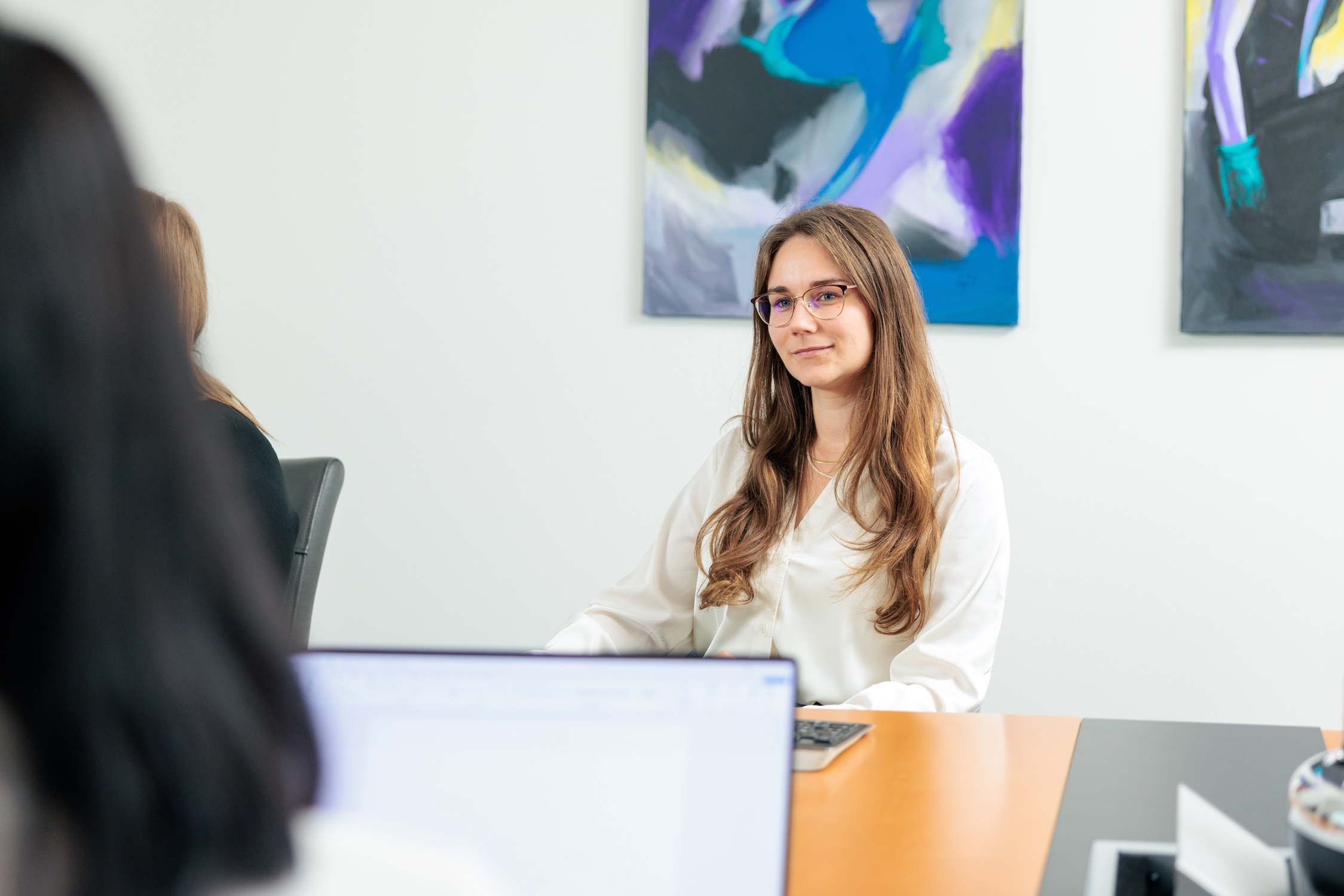 Collage mit 10 Bildern: Mitarbeiterinnen und Mitarbeiter der Kanzlei whg – Porträts, Gespräche und Alltagsszenen im Team.