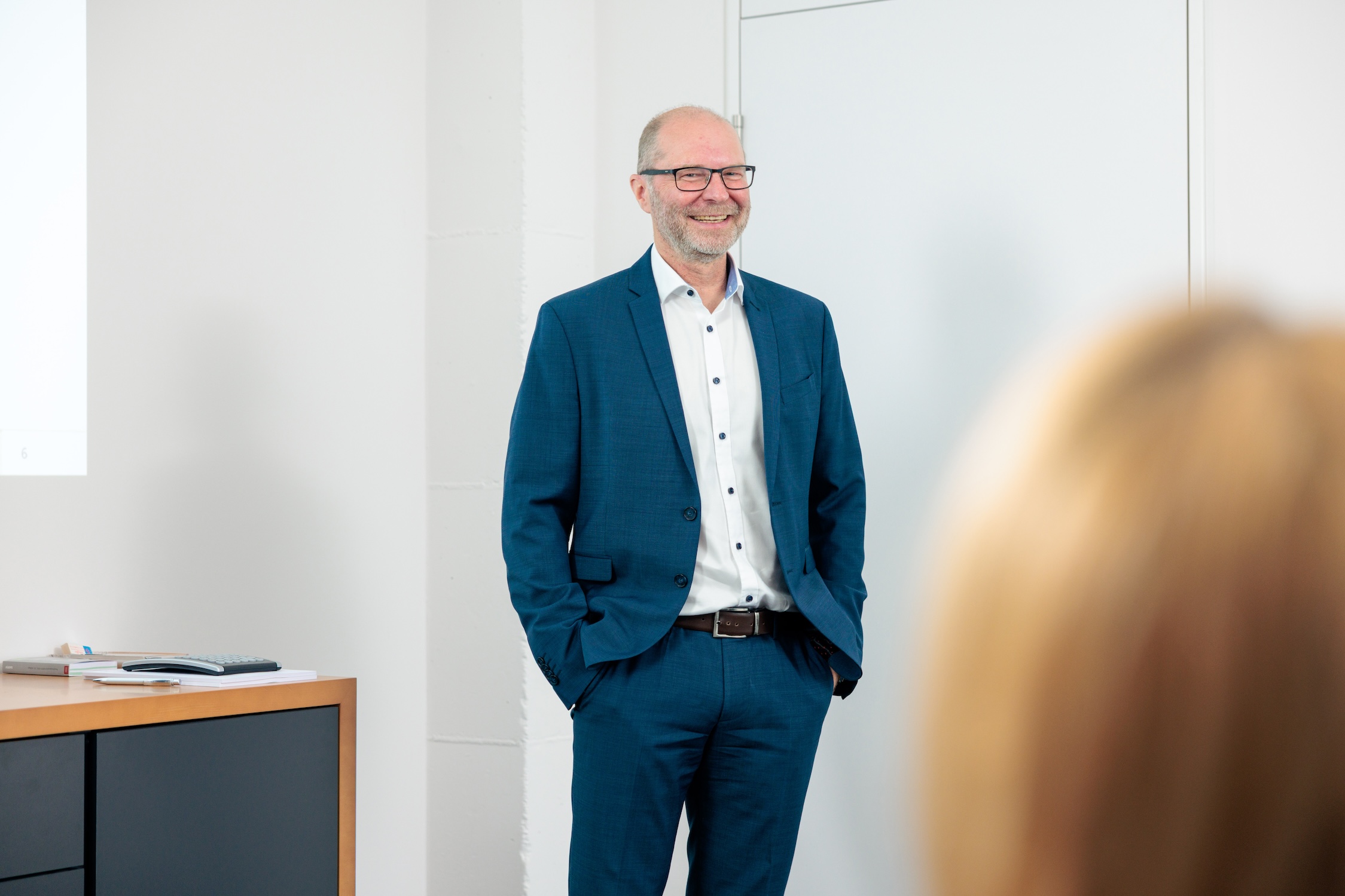 Collage mit 10 Bildern: Mitarbeiterinnen und Mitarbeiter der Kanzlei whg – Porträts, Gespräche und Alltagsszenen im Team.