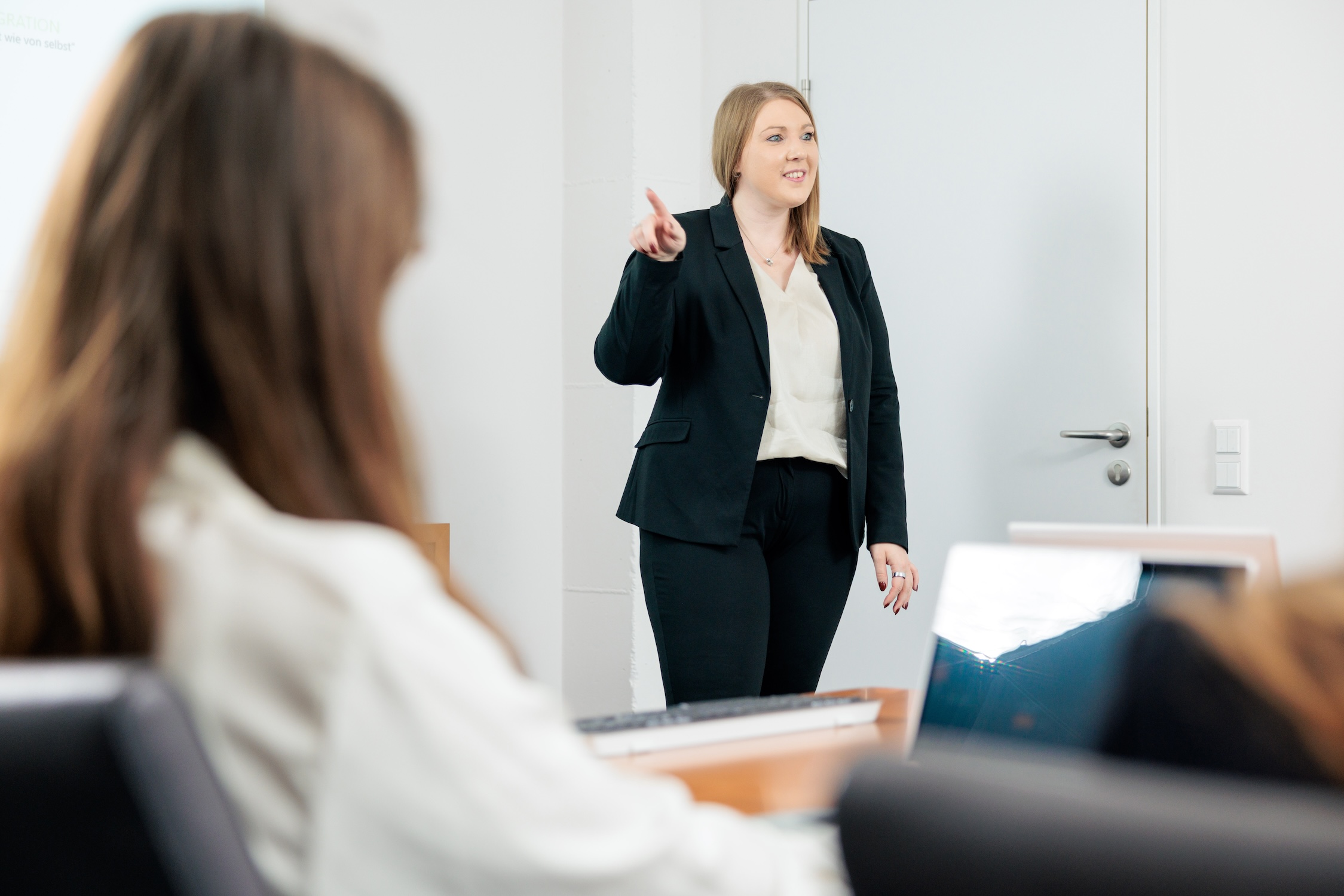 Collage mit 10 Bildern: Mitarbeiterinnen und Mitarbeiter der Kanzlei whg – Porträts, Gespräche und Alltagsszenen im Team.