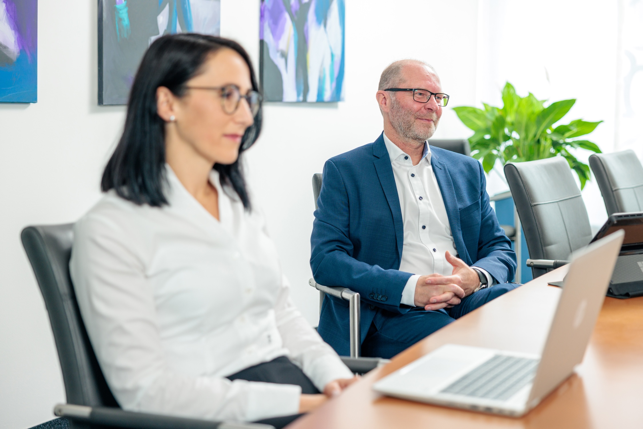 Collage mit 10 Bildern: Mitarbeiterinnen und Mitarbeiter der Kanzlei whg – Porträts, Gespräche und Alltagsszenen im Team.