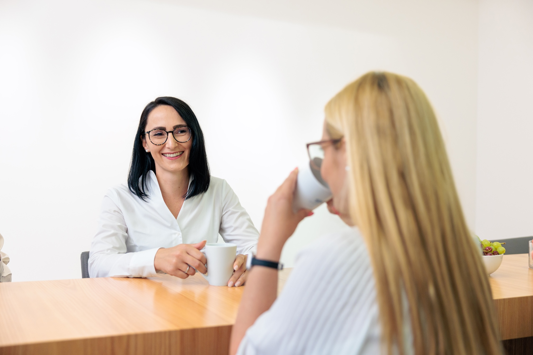 Collage mit 10 Bildern: Mitarbeiterinnen und Mitarbeiter der Kanzlei whg – Porträts, Gespräche und Alltagsszenen im Team.