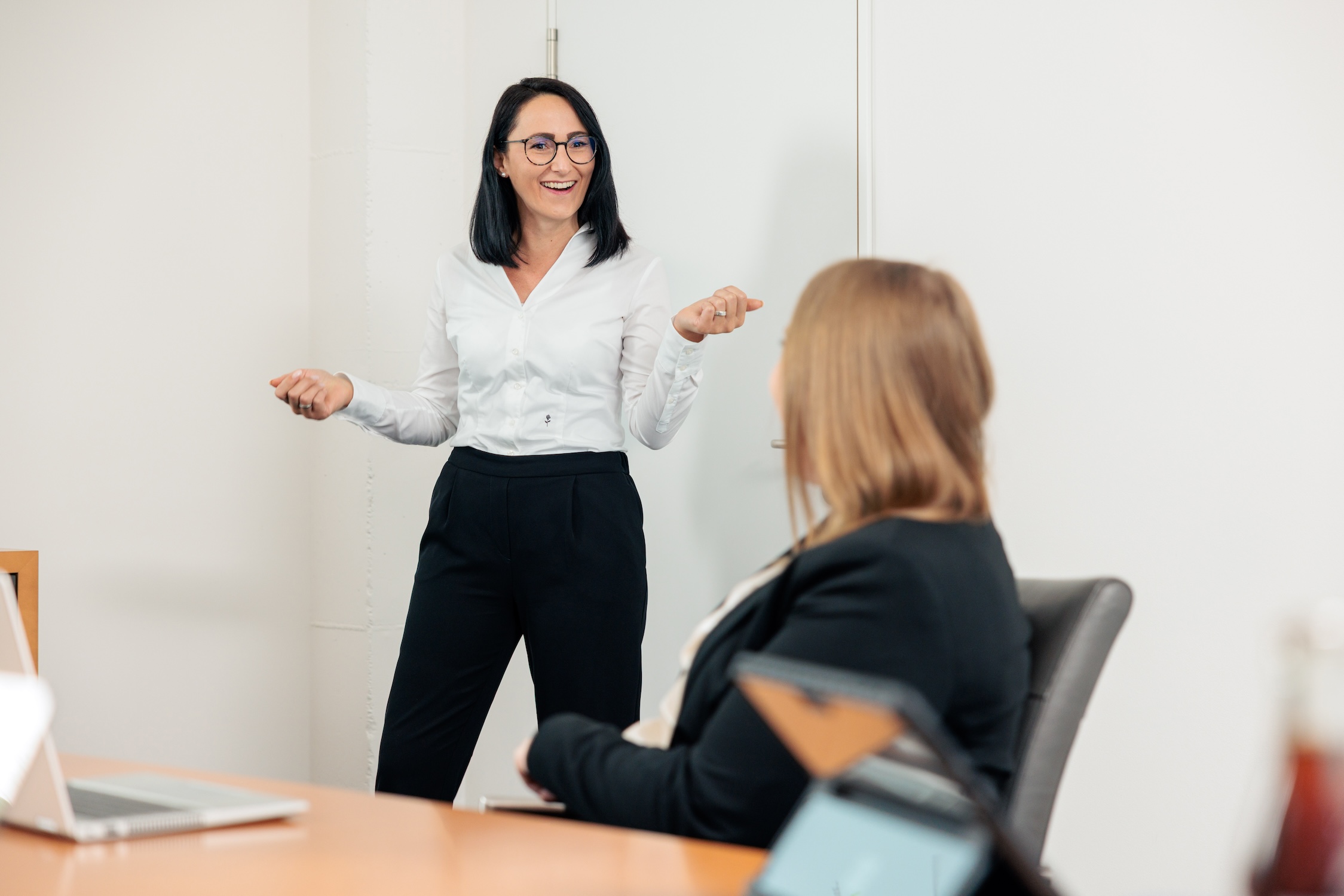 Collage mit 10 Bildern: Mitarbeiterinnen und Mitarbeiter der Kanzlei whg – Porträts, Gespräche und Alltagsszenen im Team.