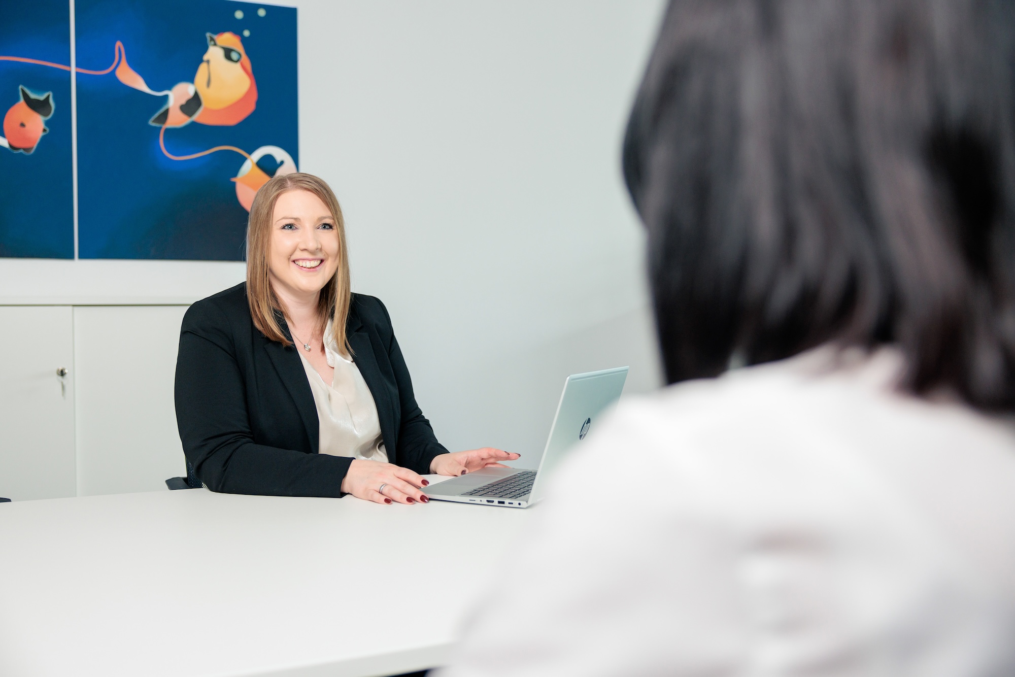 Collage mit 10 Bildern: Mitarbeiterinnen und Mitarbeiter der Kanzlei whg – Porträts, Gespräche und Alltagsszenen im Team.