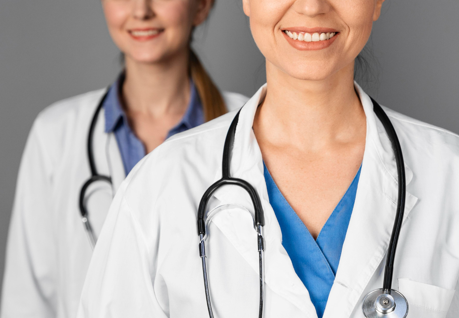 Lächelnde Ärztin im weißen Kittel – Symbolbild für Mandanten aus dem Gesundheitswesen