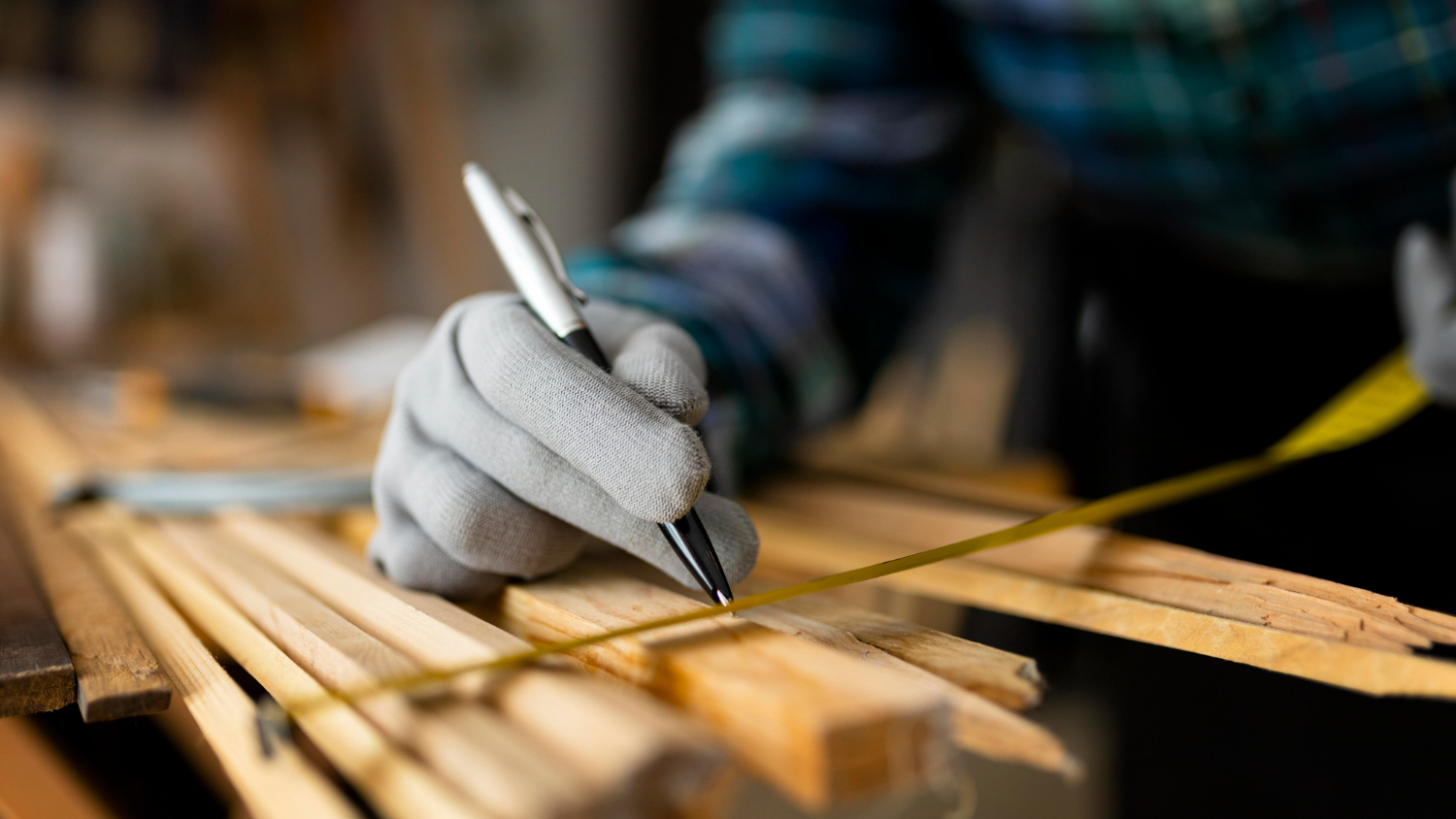 Nahaufnahme einer Hand mit Stift bei einer handwerklichen Arbeit