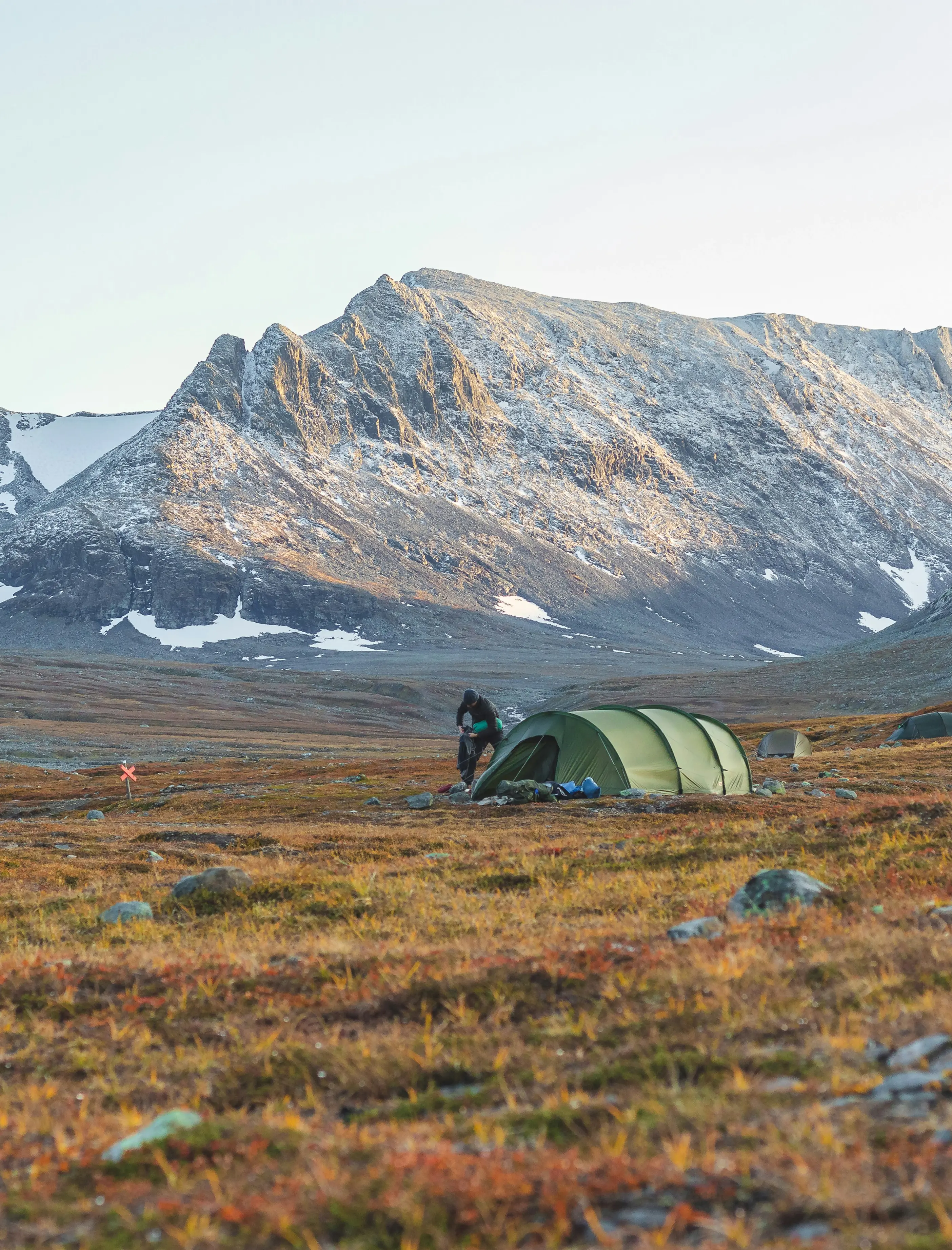 Ett tält och campare ute i de jämtländska fjällen