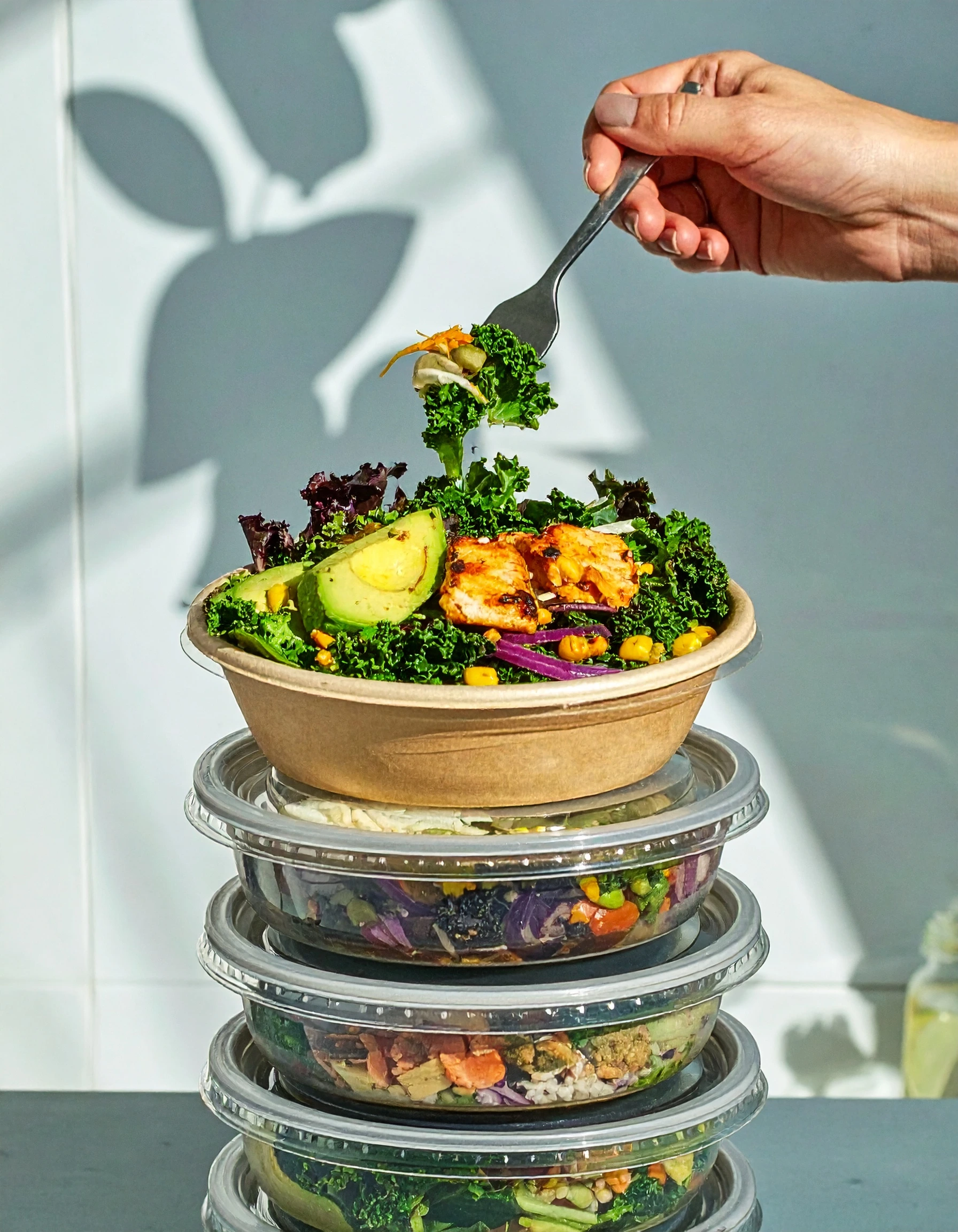 En hög med färdiga sallader i förpackningar.